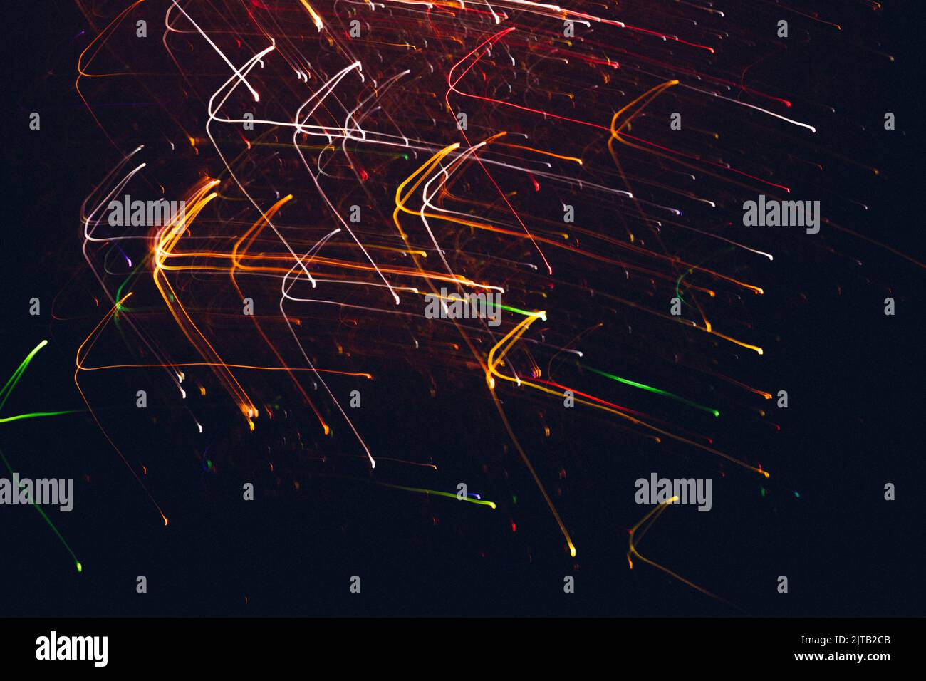 Orangefarbene weiße rote Pfeile leuchten auf farbige Linien Stockfoto