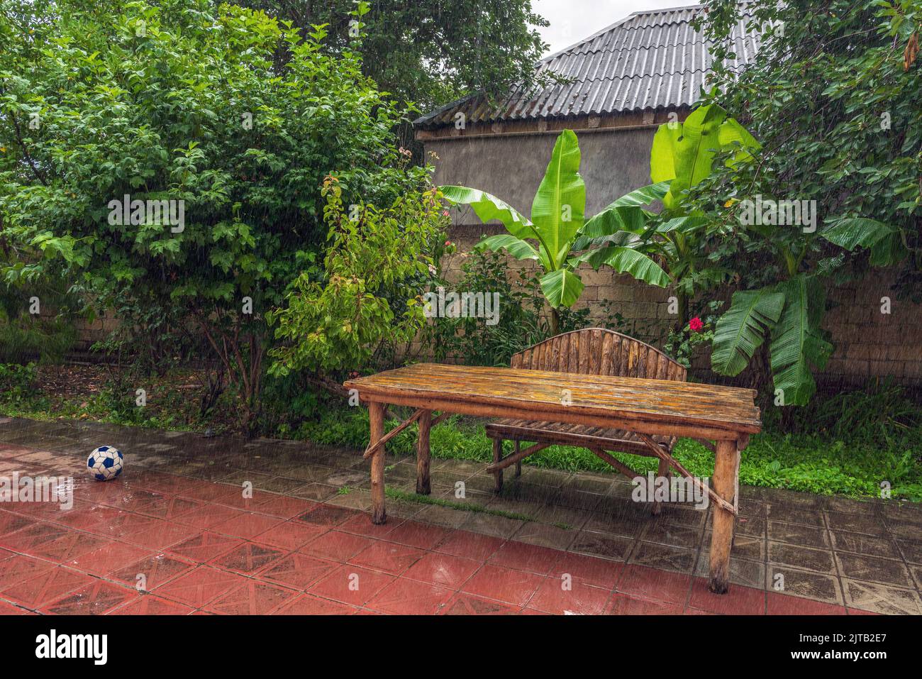 Alter nasser Holztisch nach Regen Stockfoto