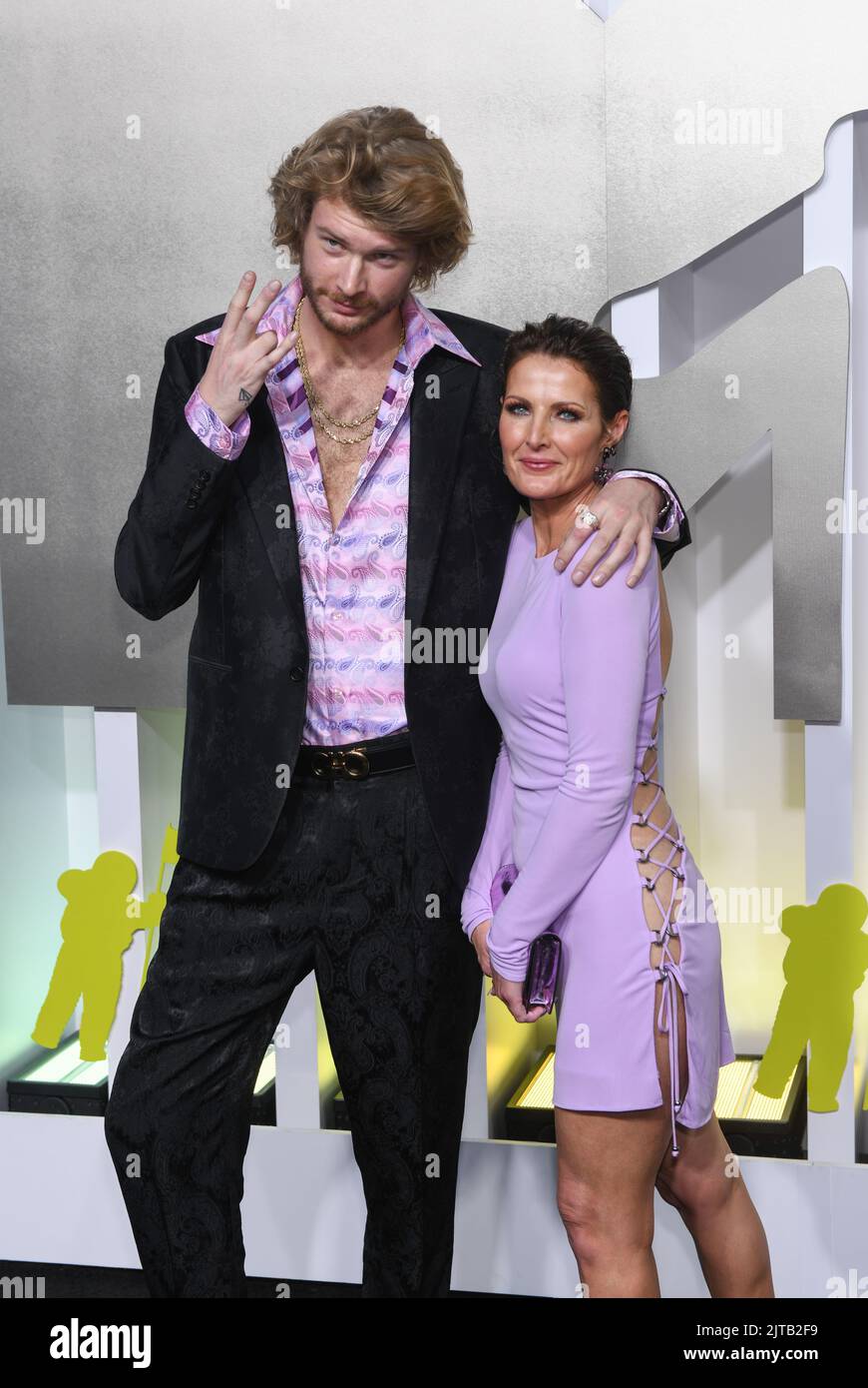 Newark, USA. 28. August 2022. Yung Gravy und Sheri Easterling nehmen am 28. August 2022 an den 2022 MTV-VMAs im Prudential Center in Newark, New Jersey, Teil. Foto: Jeremy Smith/imageSPACE/Sipa USA Kredit: SIPA USA/Alamy Live News Stockfoto