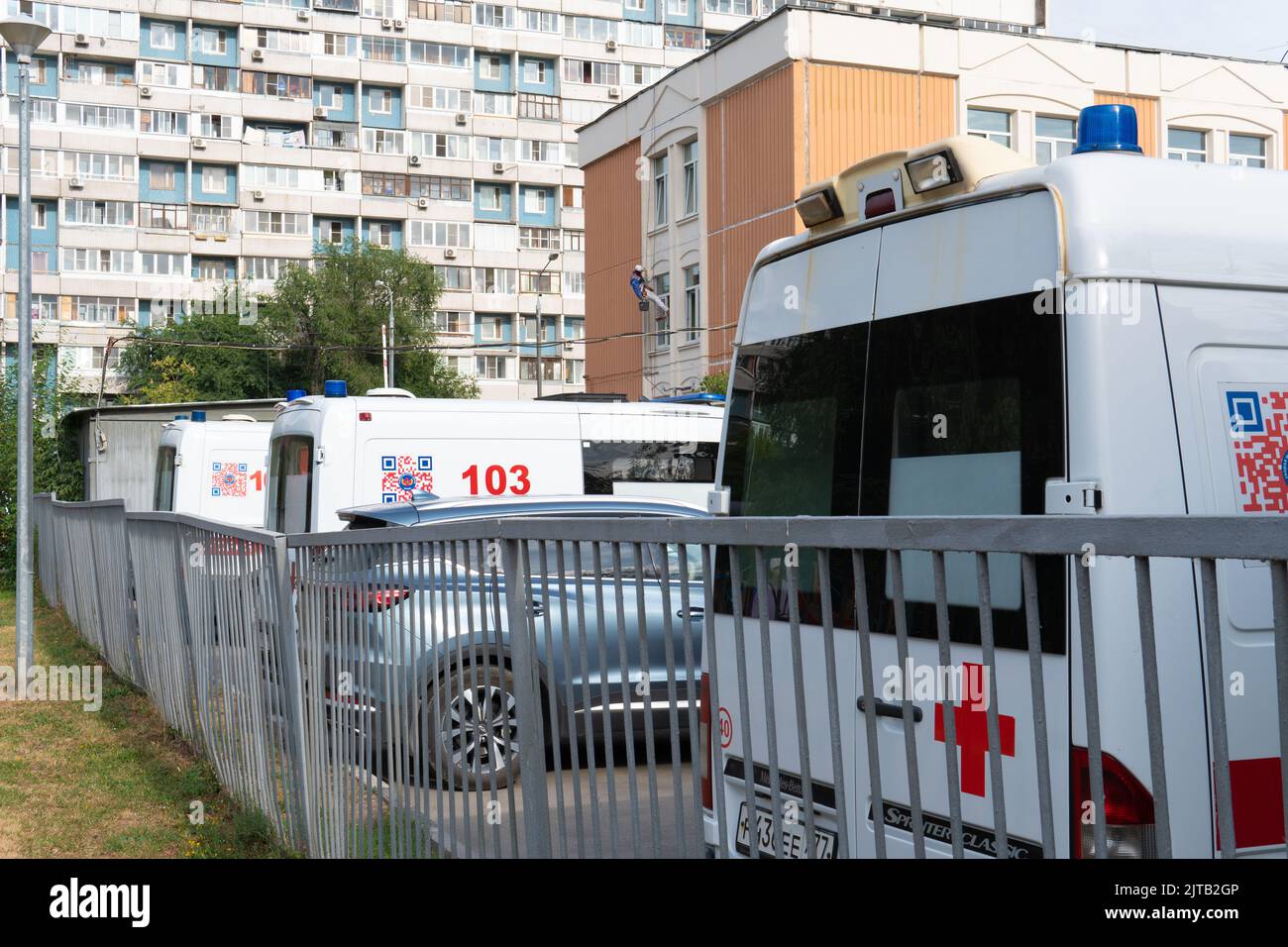 RUSSLAND, MOSKAU - AUG 28, 2022: Auto Auto Krankenwagen Transport Fahrzeug Notfall Geschwindigkeit van Hilfe, Konzept Krankenhaus Pflege aus der Stadt für Sanitäter Polizei Stockfoto