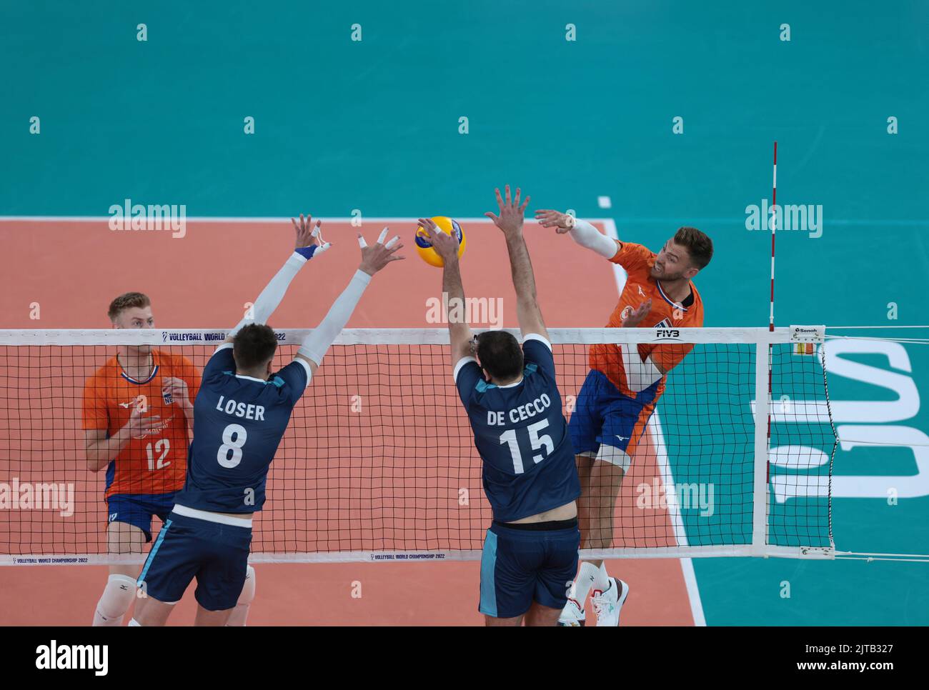 LJUBLJANA, SLOWENIEN - 29. AUGUST: Bennie Junior Tuinstra aus den Niederlanden, Agustin Loser aus Argentinien und Luciano De Cecco aus Argentinien im Einsatz während der FIVB Volleyball Männer Weltmeisterschaft - Pool F - Vorbereitungsphase Spiel zwischen den Niederlanden und Argentinien in der Arena Stozice am 29. August, 2022 in Ljubljana, Slowenien (Foto: Borut Zivulovic/BSR Agency) Stockfoto