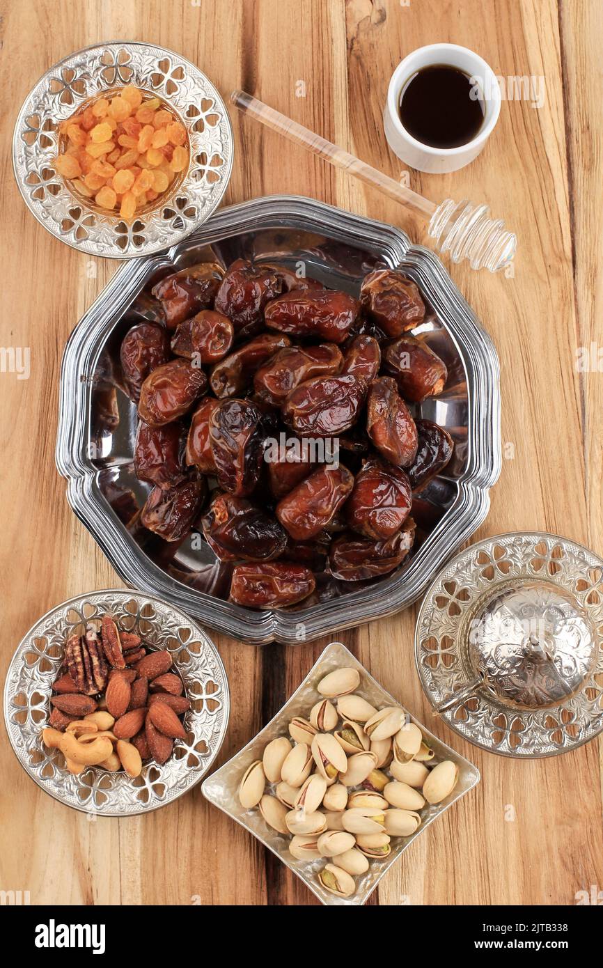 Snack für Ramadan oder Eid Mubarak, Datteln Obst, Mandel, Rosinen ...