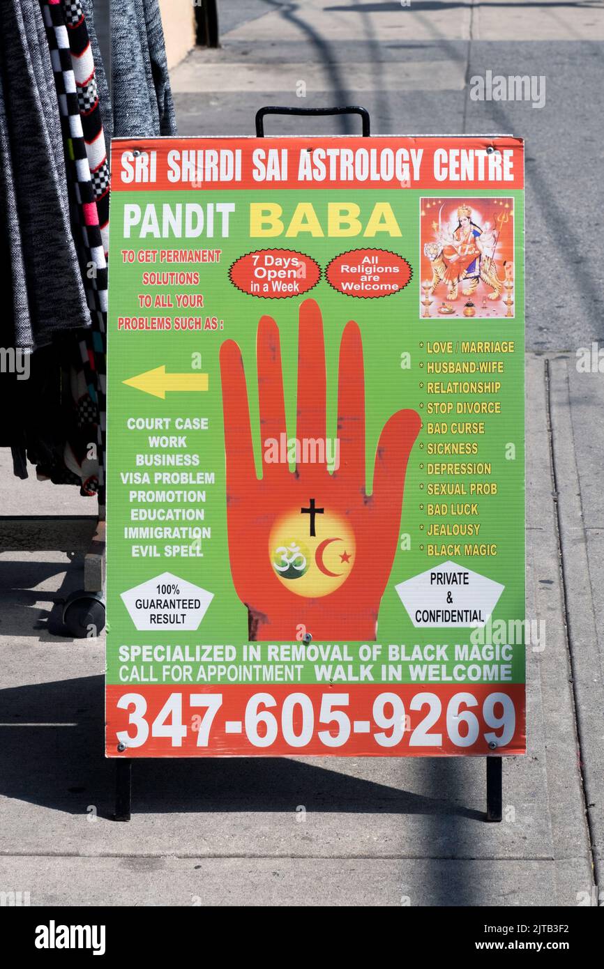Eine Werbung für Pandt Baba ein Astrologe-Spiritualist, der fast alles sehen und lösen kann. An der Liberty Avenue in Richmond Hills, Queens, . Stockfoto