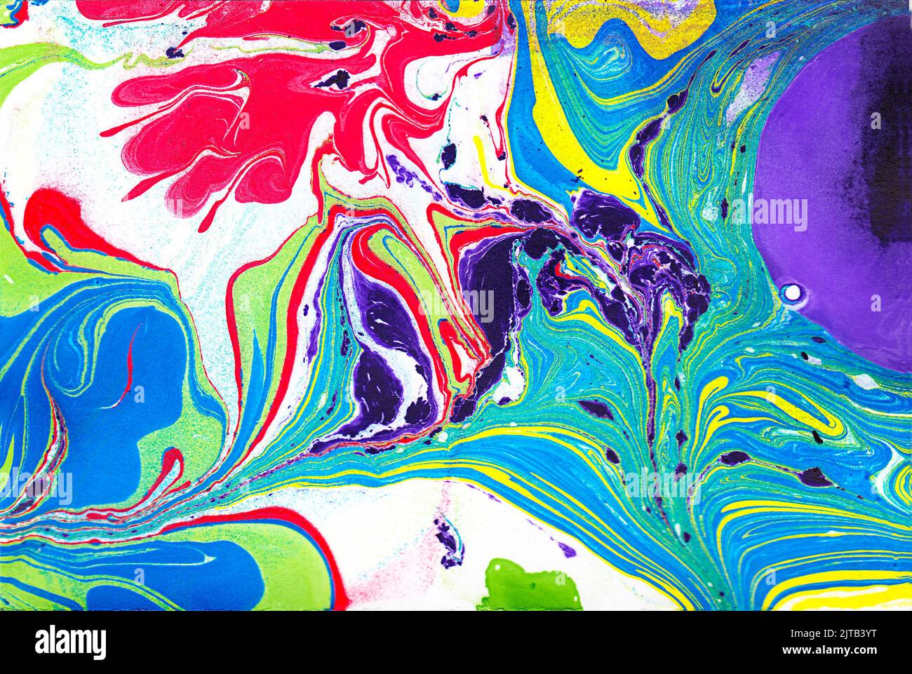 Ein handbemalter Abstrakt mit mehreren sehr hellen Farben und aus speziellen Tinten. Es scheint durch ein Mikroskop geschossen zu werden, aber es war nicht. Stockfoto