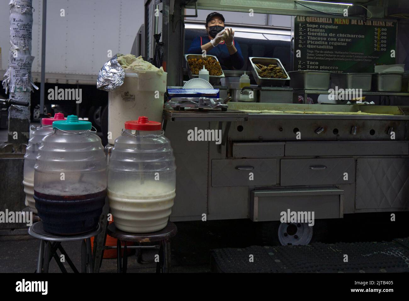 Machen von Quesadillas an einem Food & Drink-Stand auf der Roosevelt Avenue, der sich an die lokale südamerikanische Bevölkerung richtet. In Corona, Queens, New York City. Stockfoto