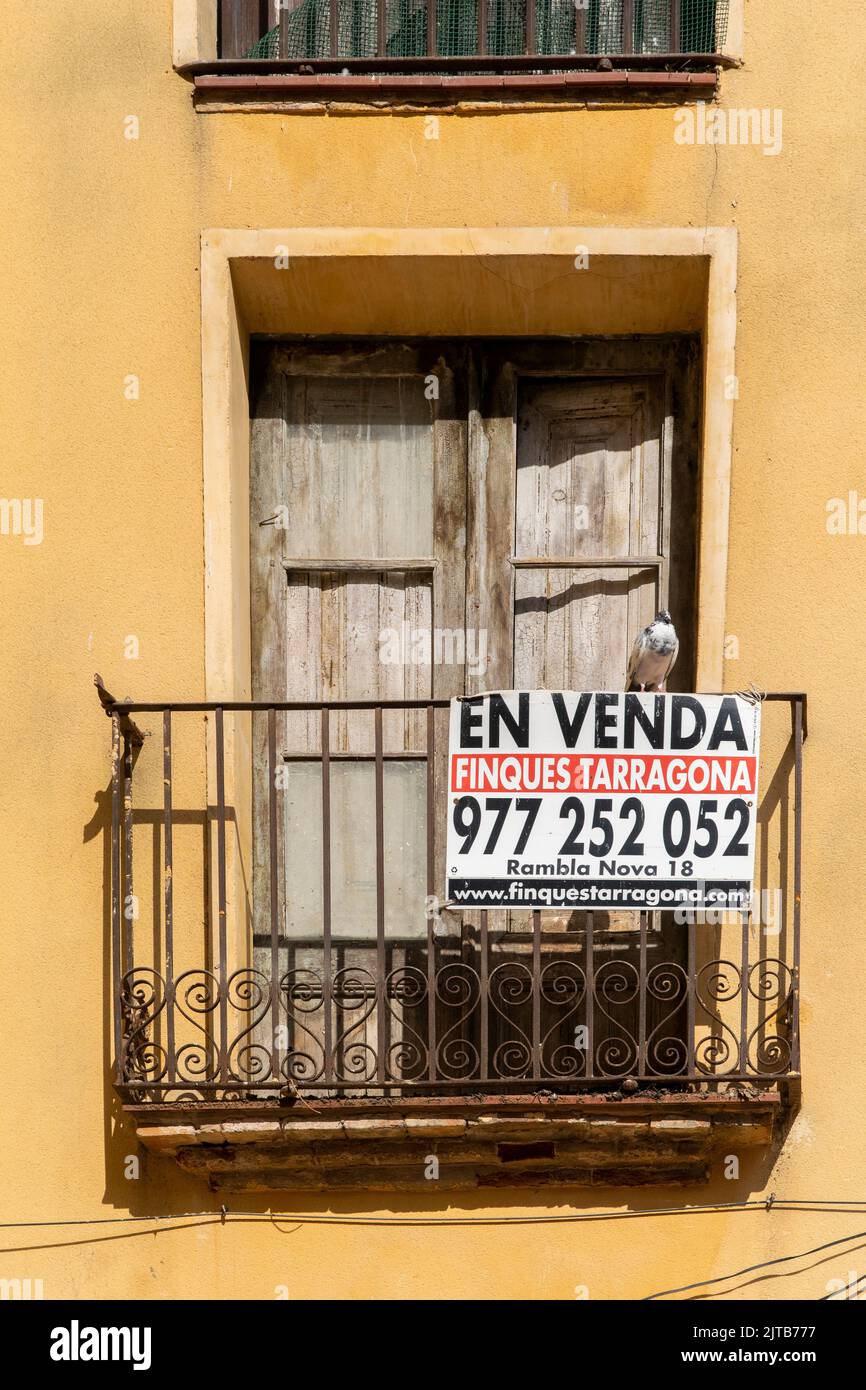 Mietsignal auf einem Balkon in der Altstadt von Tarragona, Spanien Stockfoto