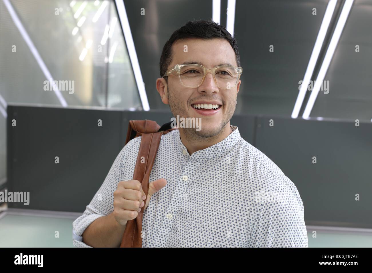 Schöner Mann mit moderner Brille Stockfoto