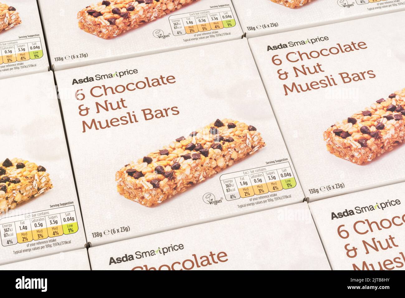 Nahaufnahme der ASDA-eigenen Müsliriegel mit Schokolade und Nussmüsli. Für Lebensmittelverpackungen, Eigenmarken von Supermärkten, Lebensmittelkennzeichnung. Stockfoto