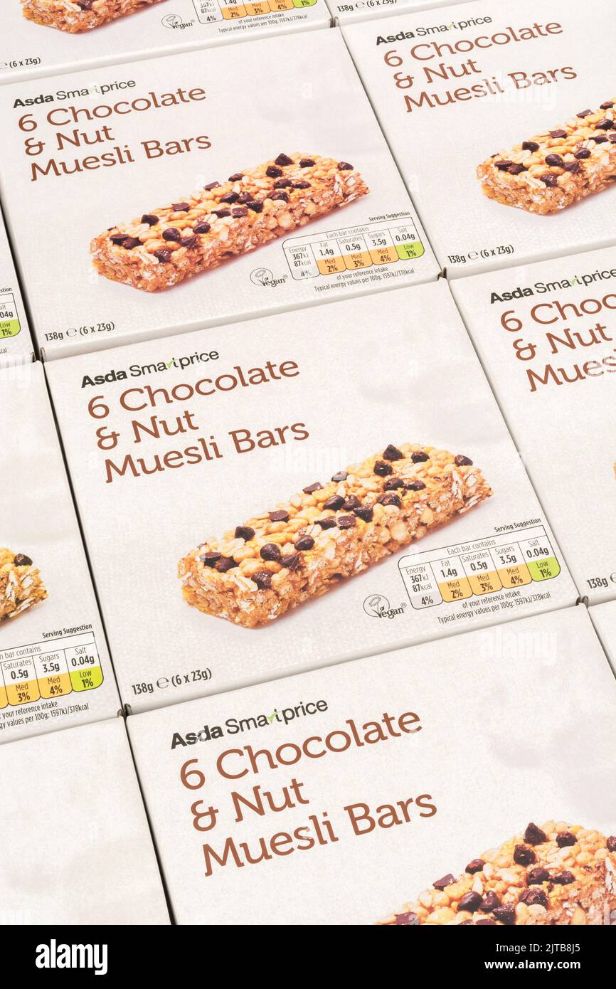 Nahaufnahme der ASDA-eigenen Müsliriegel mit Schokolade und Nussmüsli. Für Lebensmittelverpackungen, Eigenmarken von Supermärkten, Lebensmittelkennzeichnung. Stockfoto
