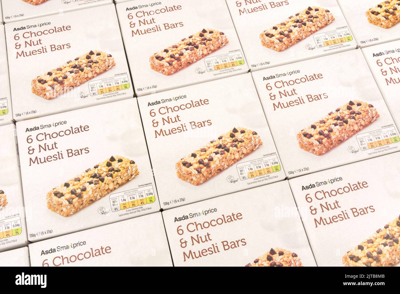 Nahaufnahme der ASDA-eigenen Müsliriegel mit Schokolade und Nussmüsli. Für Lebensmittelverpackungen, Eigenmarken von Supermärkten, Lebensmittelkennzeichnung. Stockfoto