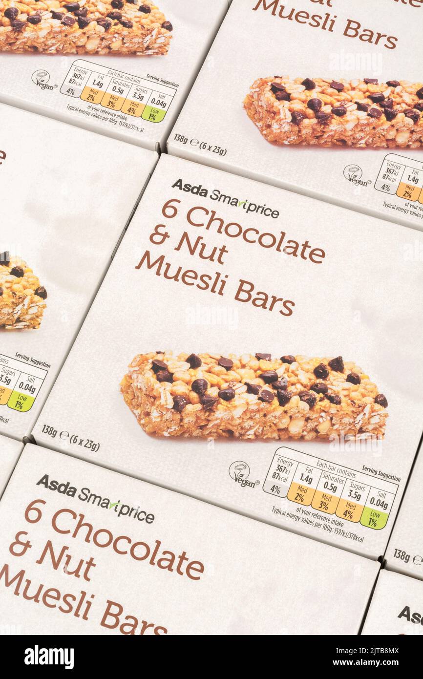 Nahaufnahme der ASDA-eigenen Müsliriegel mit Schokolade und Nussmüsli. Für Lebensmittelverpackungen, Eigenmarken von Supermärkten, Lebensmittelkennzeichnung. Stockfoto