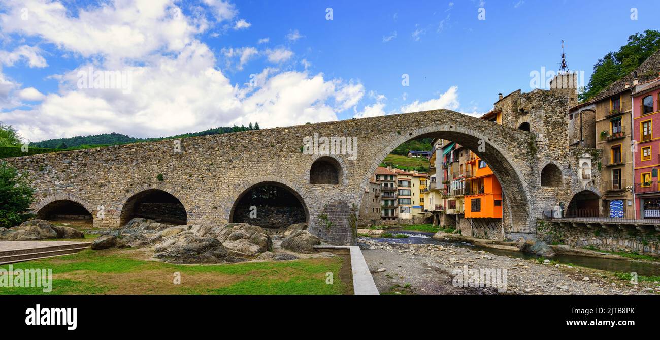 Riesige Steinbrücke mit mehreren Bögen über den Fluss Ter in der mittelalterlichen Stadt Camprodon, Girona, Katalonien. Stockfoto