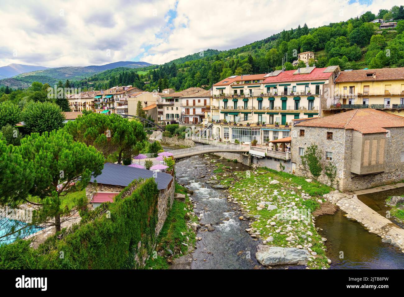Häuser am Fluss Ter in den Bergen der Provinz Gerona in der Stadt Camprodon, Katalonien. Stockfoto
