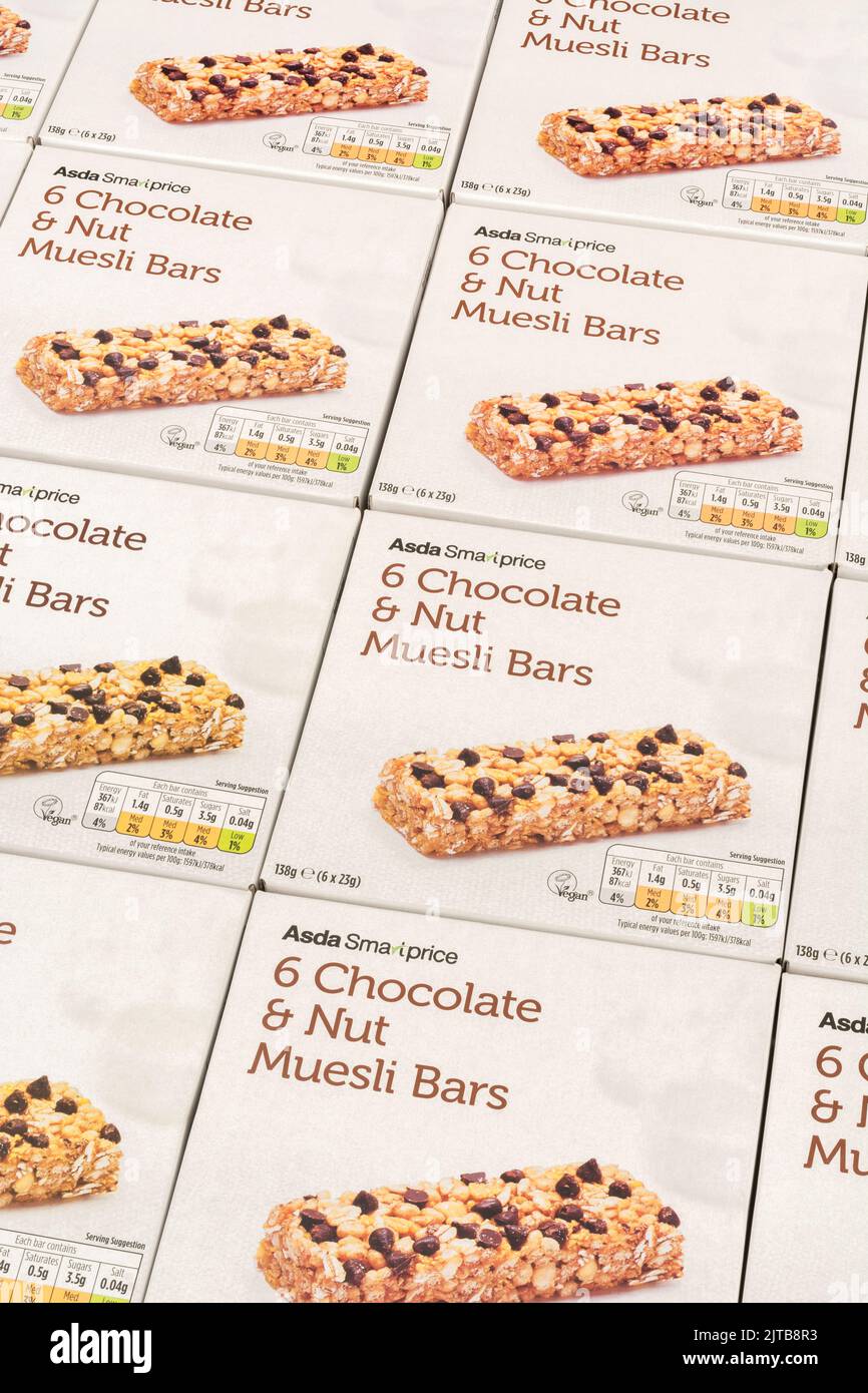 Nahaufnahme der ASDA-eigenen Müsliriegel mit Schokolade und Nussmüsli. Für Lebensmittelverpackungen, Eigenmarken von Supermärkten, Lebensmittelkennzeichnung. Stockfoto