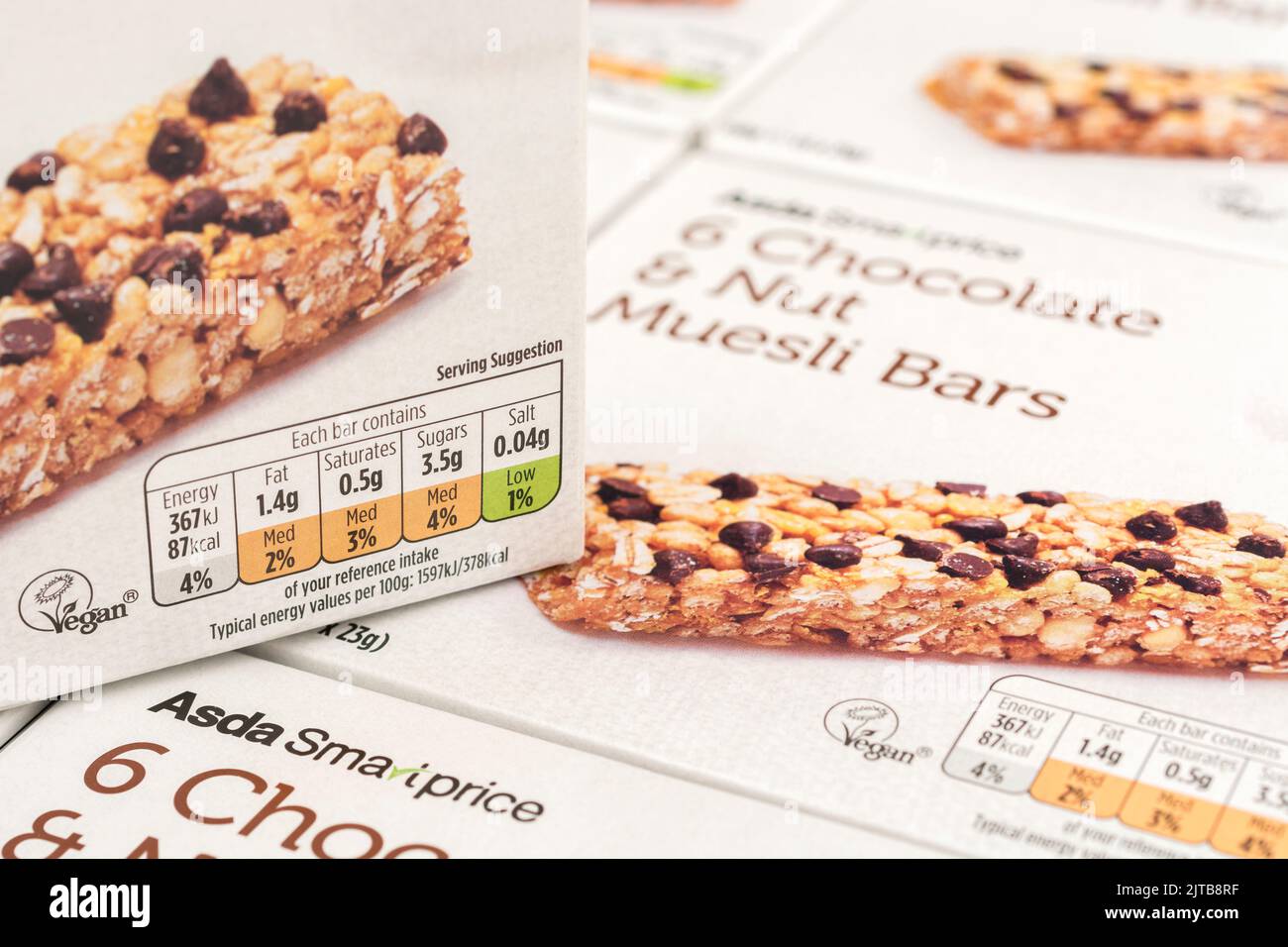 Nahaufnahme von Lebensmitteln Dietary Traffic Lights auf Kartons mit ASDA Schokolade & Nuss Müsliriegel. Für Informationen zur Ernährung und Ernährung. Stockfoto