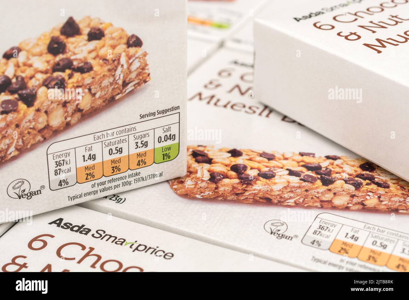 Nahaufnahme von Lebensmitteln Dietary Traffic Lights auf Kartons mit ASDA Schokolade & Nuss Müsliriegel. Für Informationen zur Ernährung und Ernährung. Stockfoto