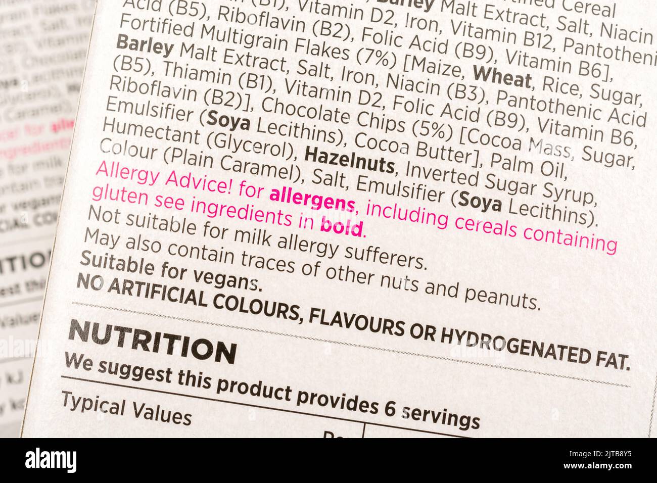 Ein Schuss ASDA-Müsliriegel mit eigener Beschriftung für Schokolade und Nussfrühstück, auf dem die Zutaten etikettiert sind. Schwerpunkt auf „Allergene“. Für die Kennzeichnung von Lebensmittelallergen. Stockfoto