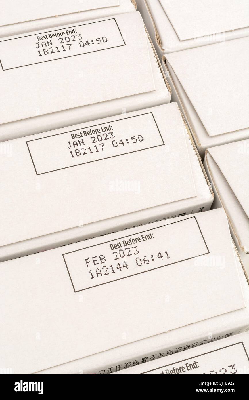 Close Shot of Food Best Before Date / BBD auf Kartons mit ASDA Schokolade & Nuss Müsliriegel. Für Lebensmittelverschwendung und Wegwerfen von Lebensmitteln. Stockfoto