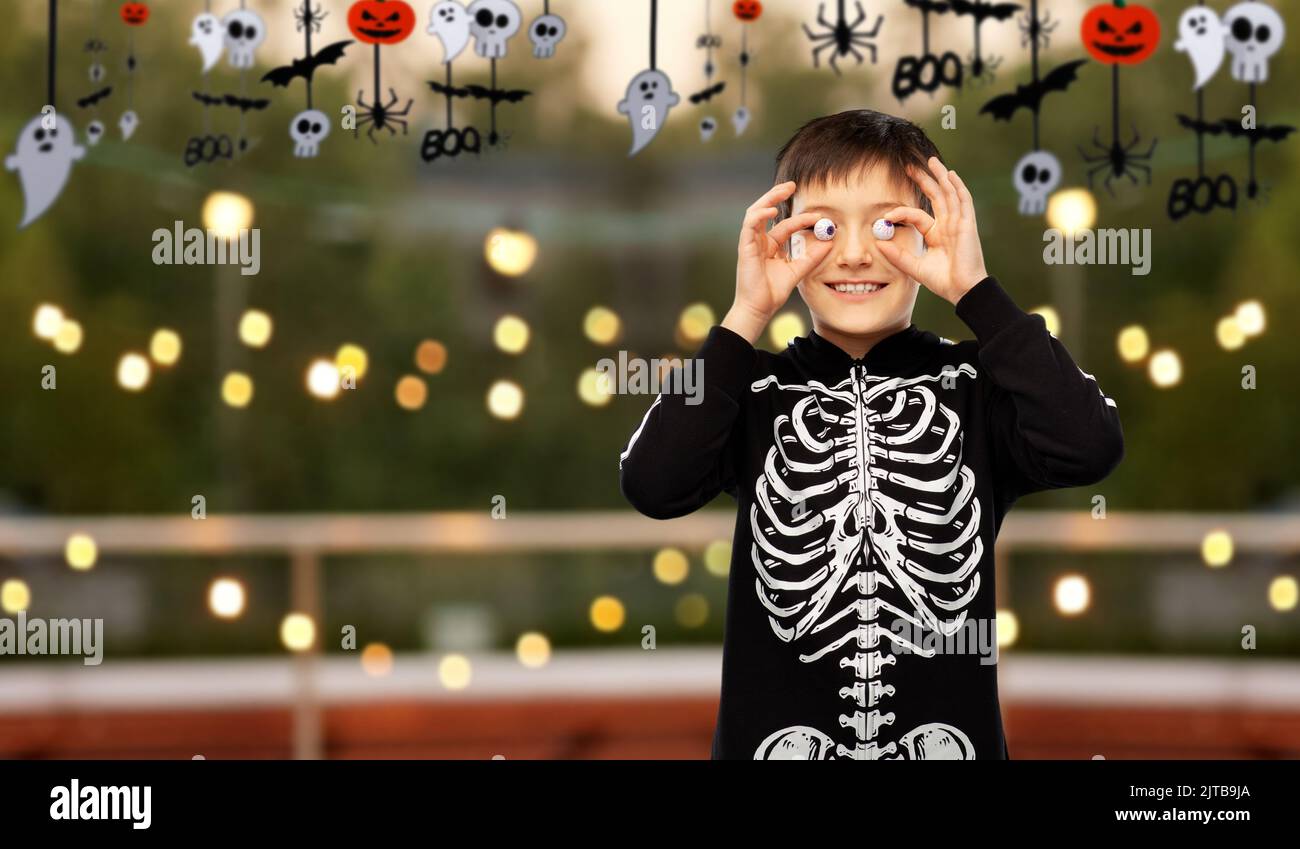 Junge im halloween Kostüm aus Skelett mit Augäpfeln Stockfoto