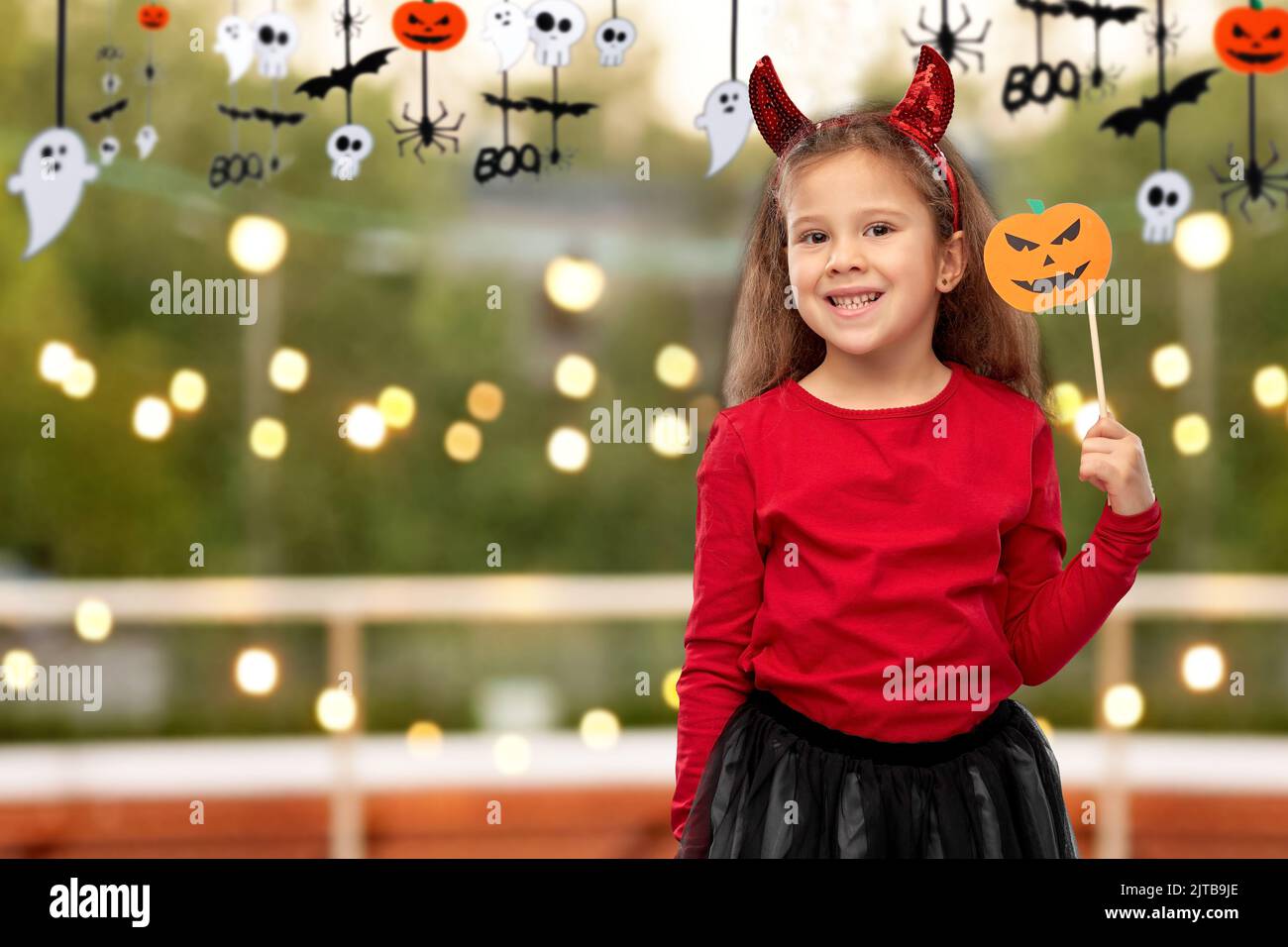 Mädchen im halloween Kostüm mit Jack-o-Laterne Stockfoto