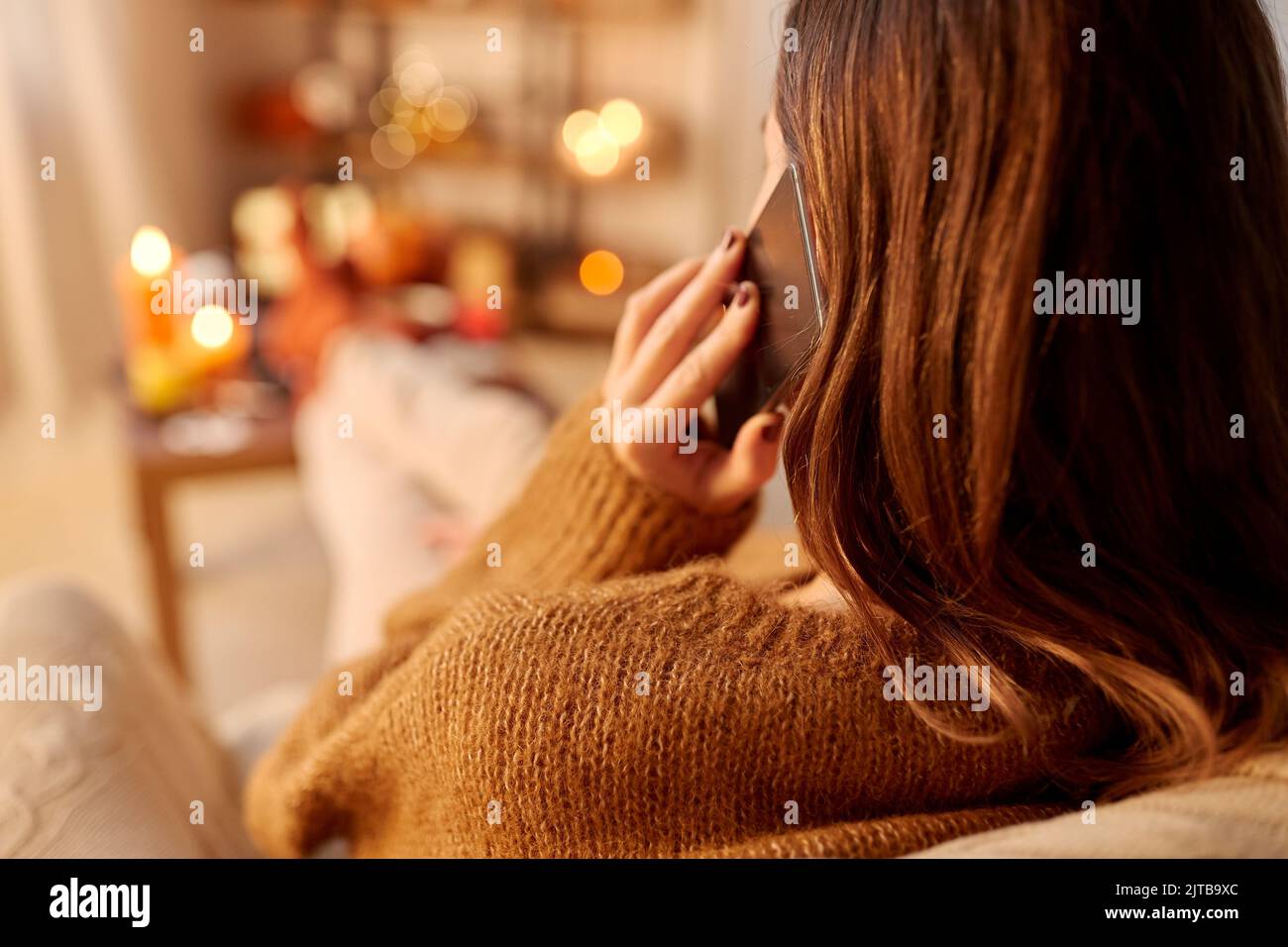 Frau ruft zu Hause an halloween auf dem Smartphone an Stockfoto