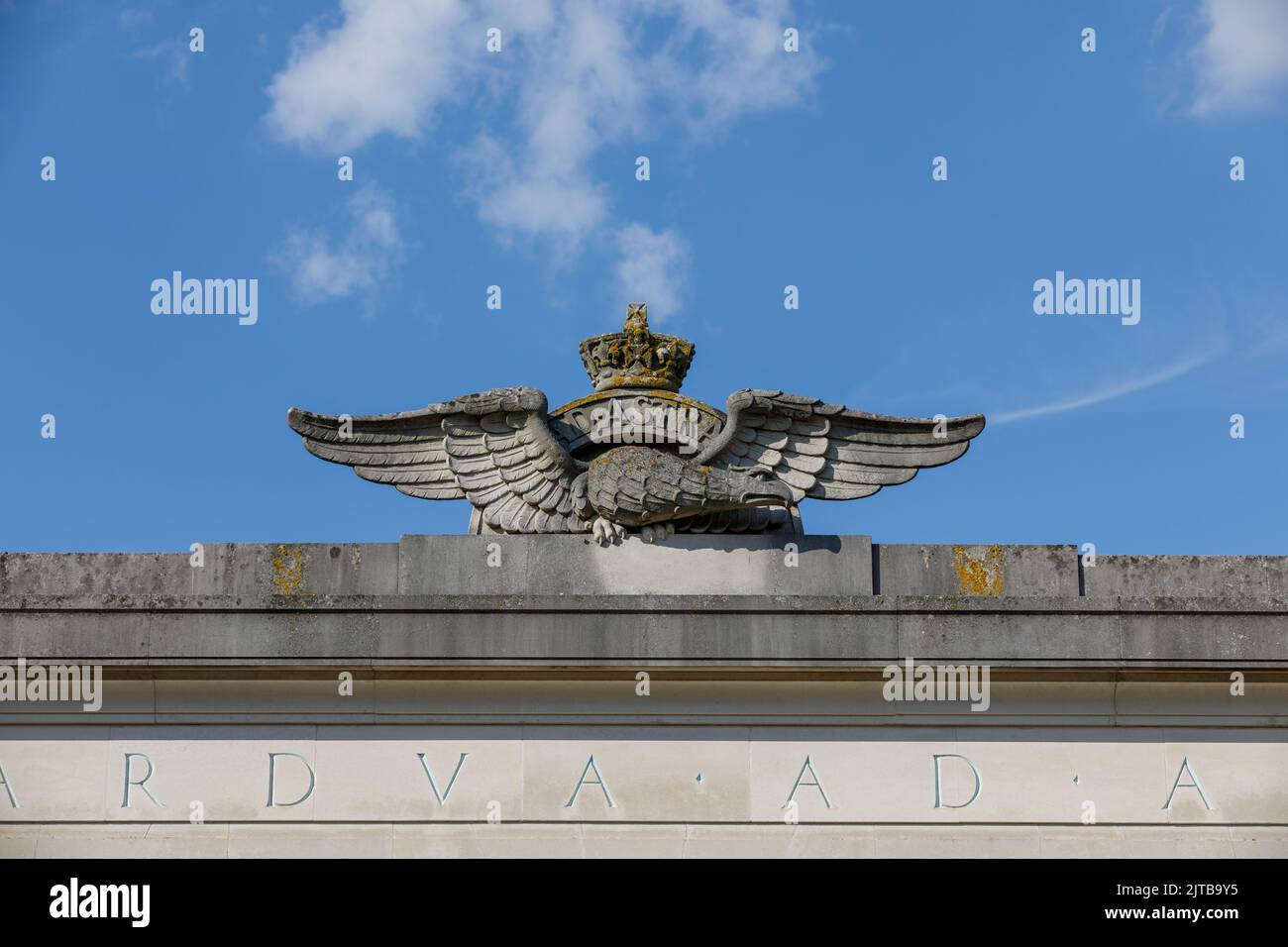 Der Royal Air Force Adler in Stein. RAF-Wappen Stockfoto
