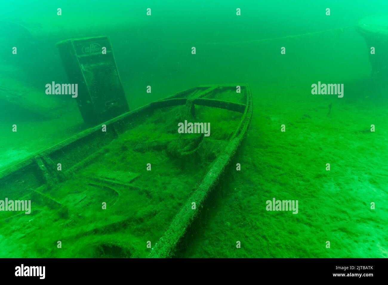 Ottawa OH - August 3. 2022: Unterwasserwrack eines kleinen Flachbodenbootes Stockfoto