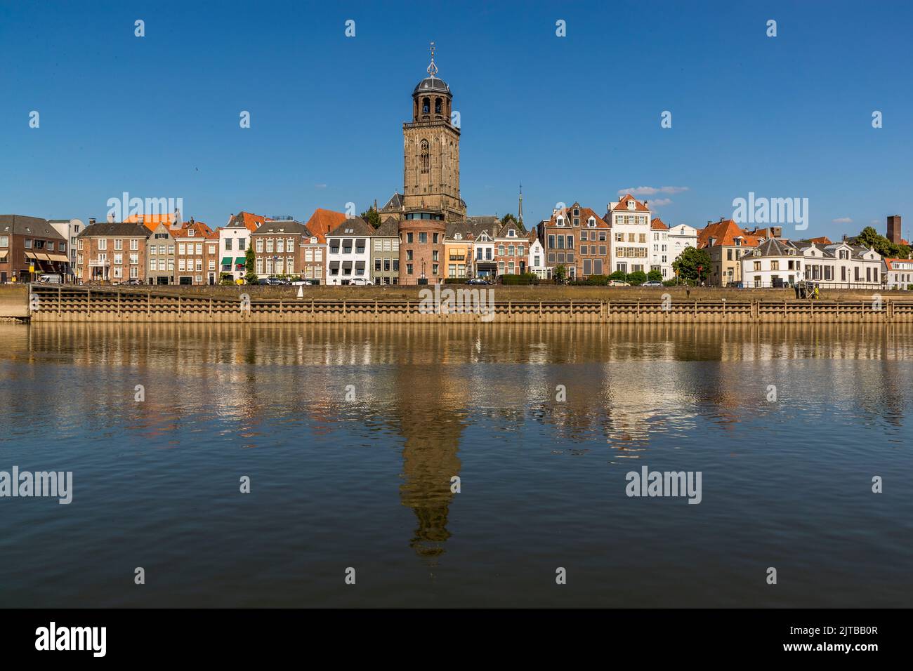 Deventer auf der Ijssel, Niederlande. Hansestadt Deventer vom anderen Ufer der IJssel mit Blick auf die Lebuinus-Kirche Stockfoto