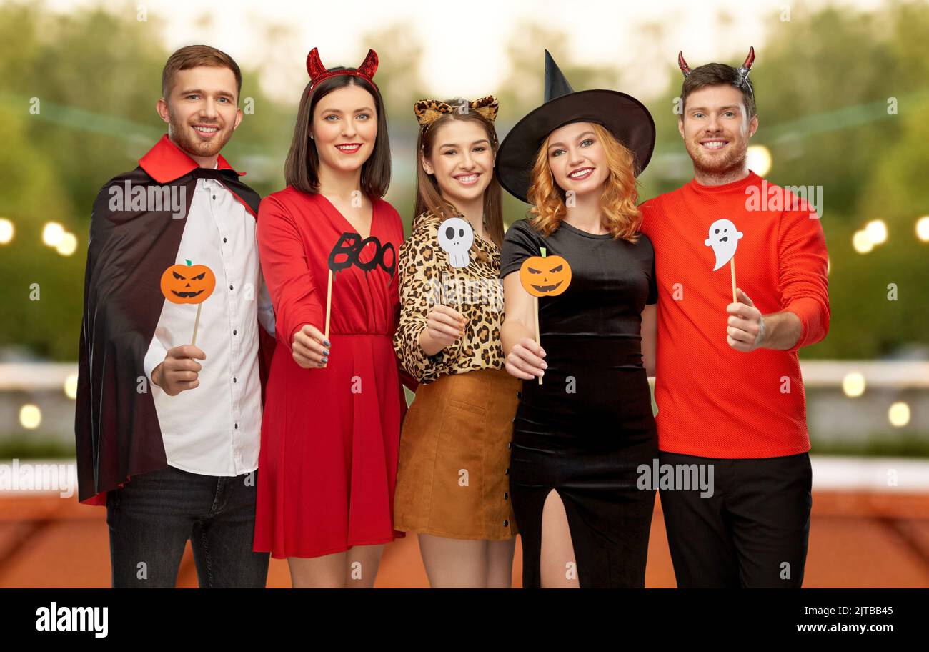 Freunde in halloween Kostümen mit Party Requisiten Stockfoto