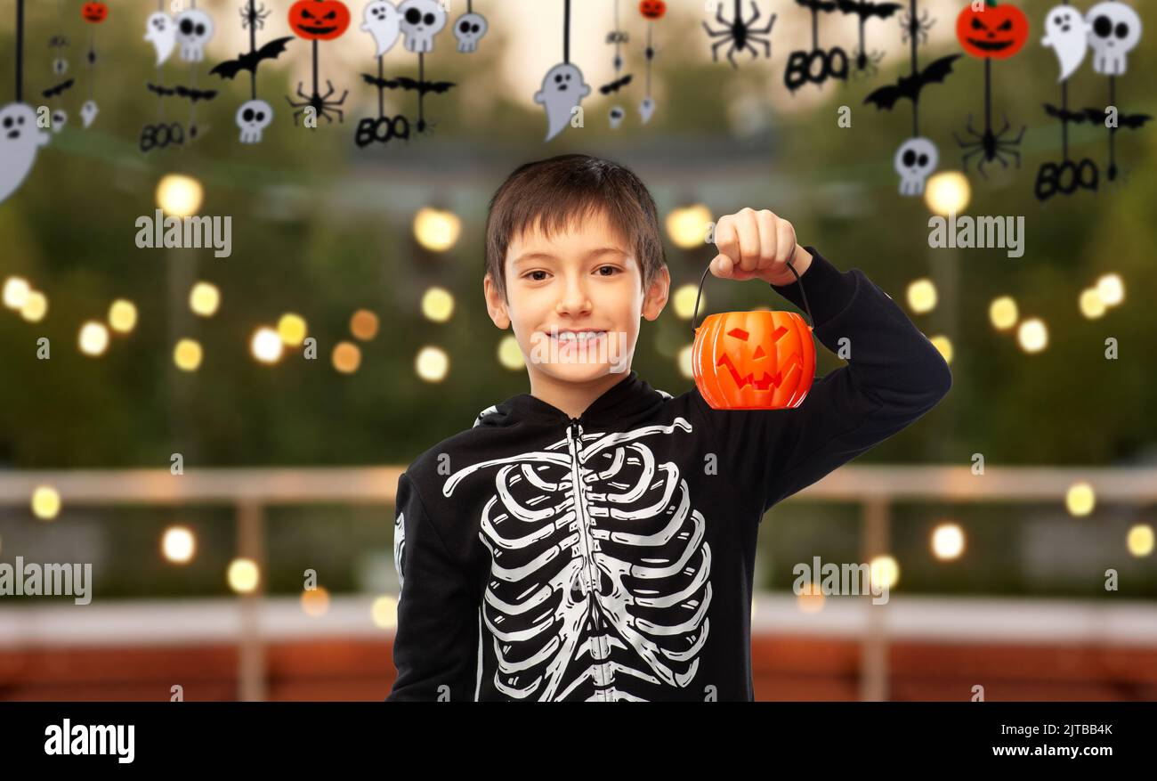 Junge im halloween Kostüm mit Jack-o-Laterne Stockfoto