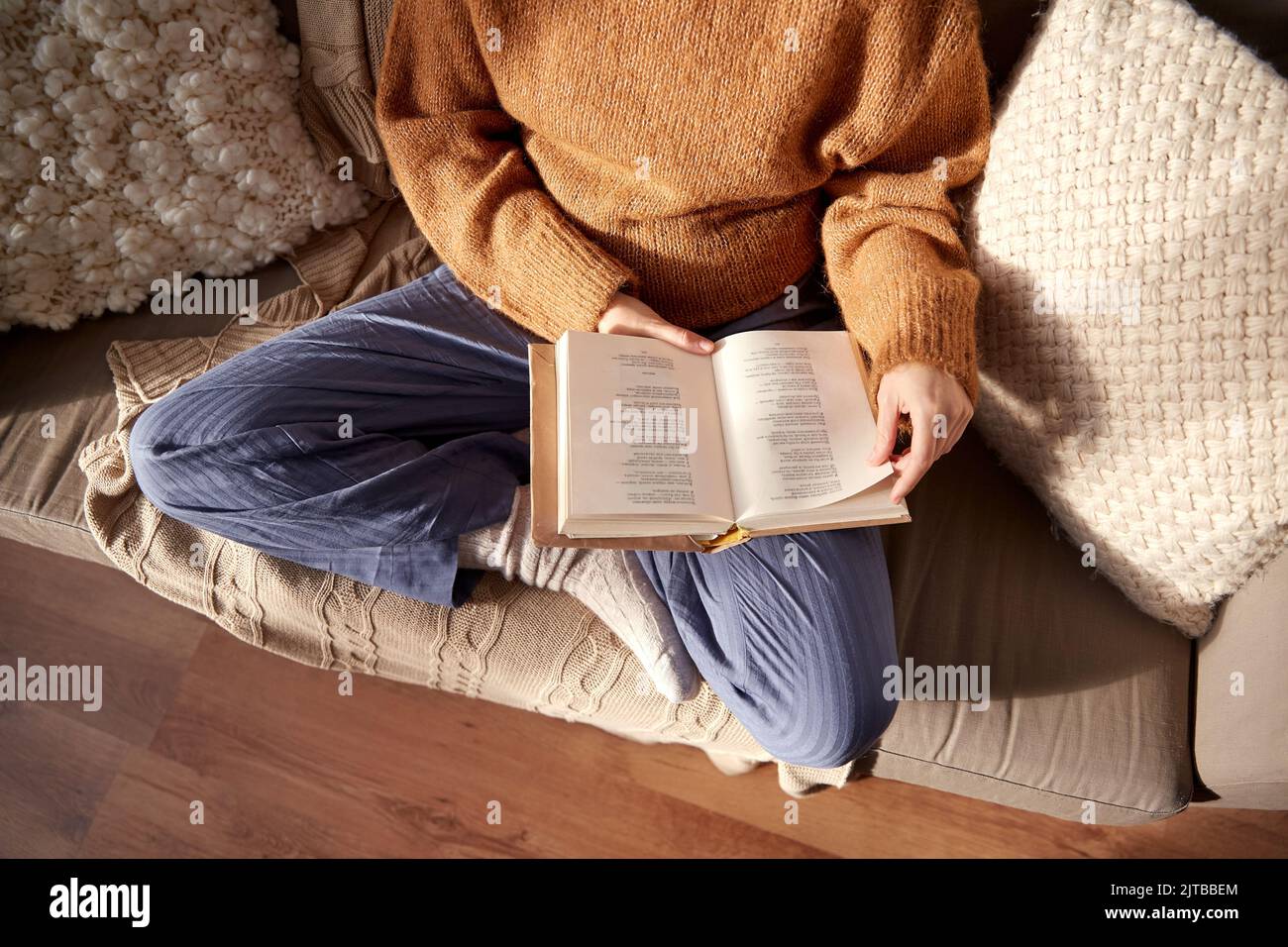 Frau in warmen Pullover Buch zu Hause lesen Stockfoto