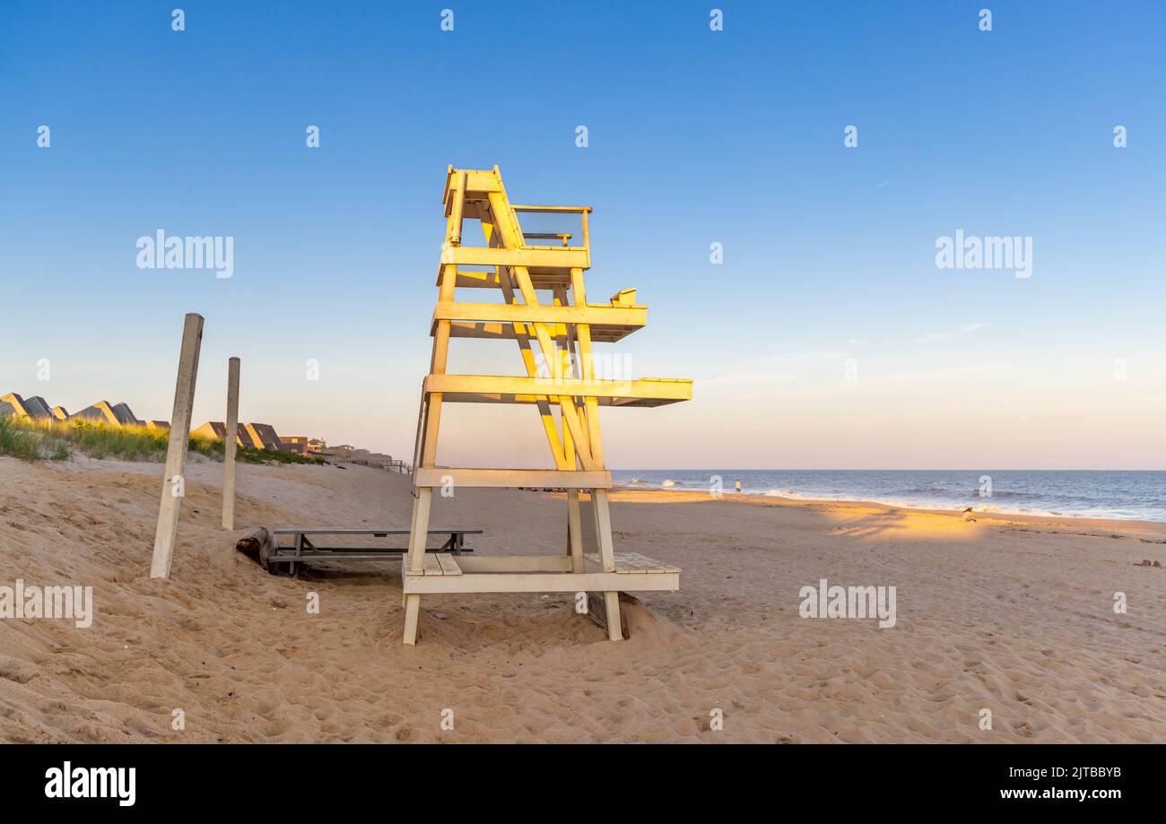 Spätnachtssonne auf einem Rettungsschwimmer in Montauk Stockfoto