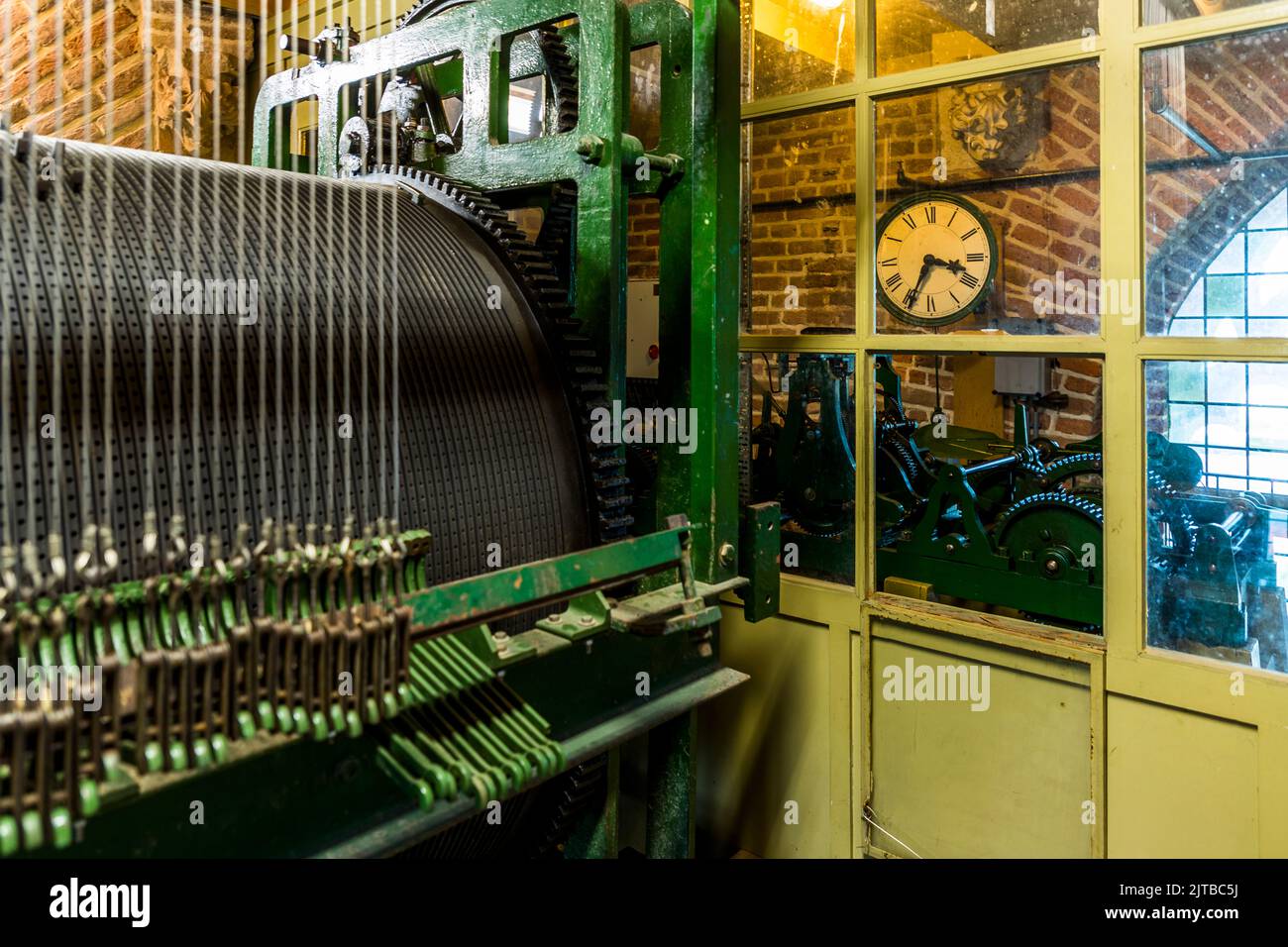 Das Uhrwerk der St. Lebuïnus-Kirche wurde 1862 vom Pariser Uhrmacher Amédée-Philippe Borrel gefertigt, und die Spieltrommel für das Glockenspiel wurde 1866 von der Firma Nering Bögel in Deventer, Niederlande, geliefert Stockfoto