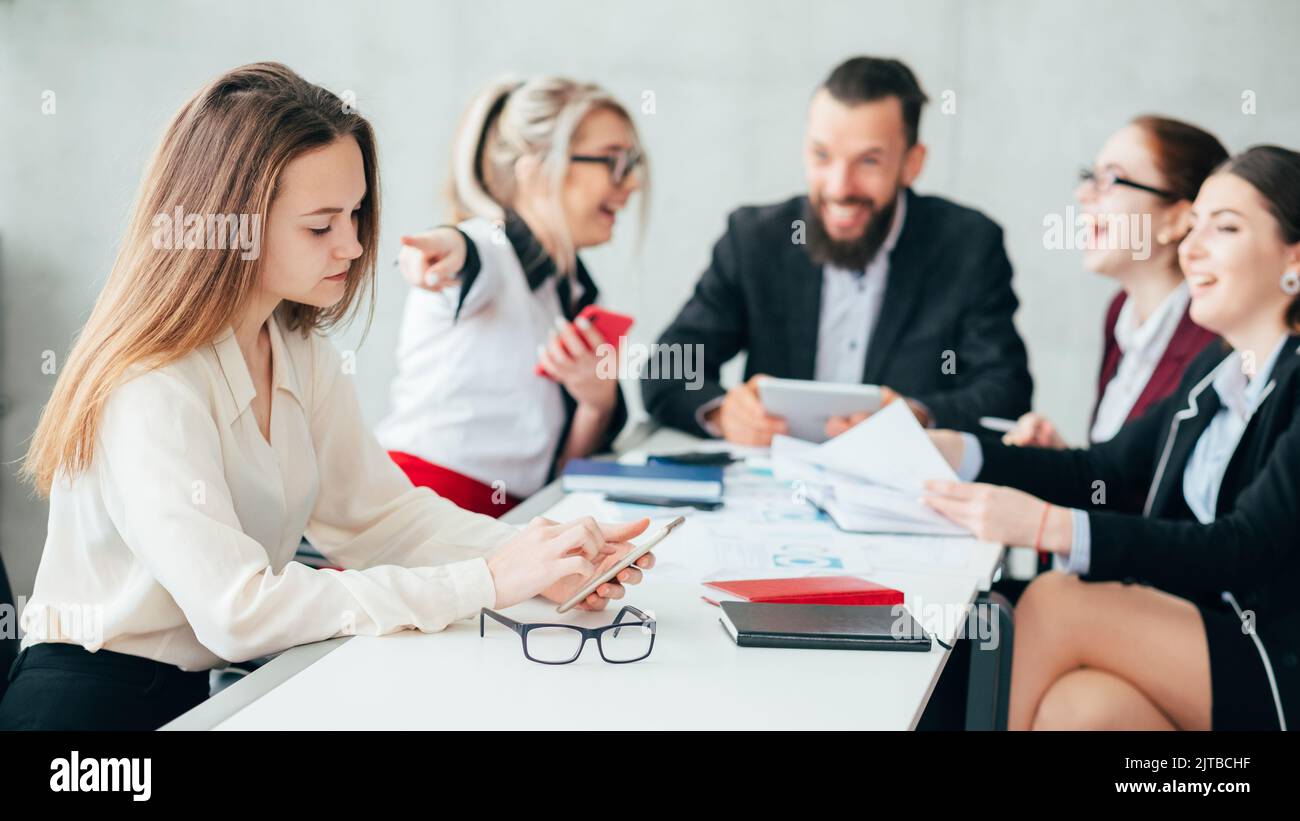 Das Business-Team von Unternehmen, das Mobbing anführt, trifft sich mit Kollegen Stockfoto
