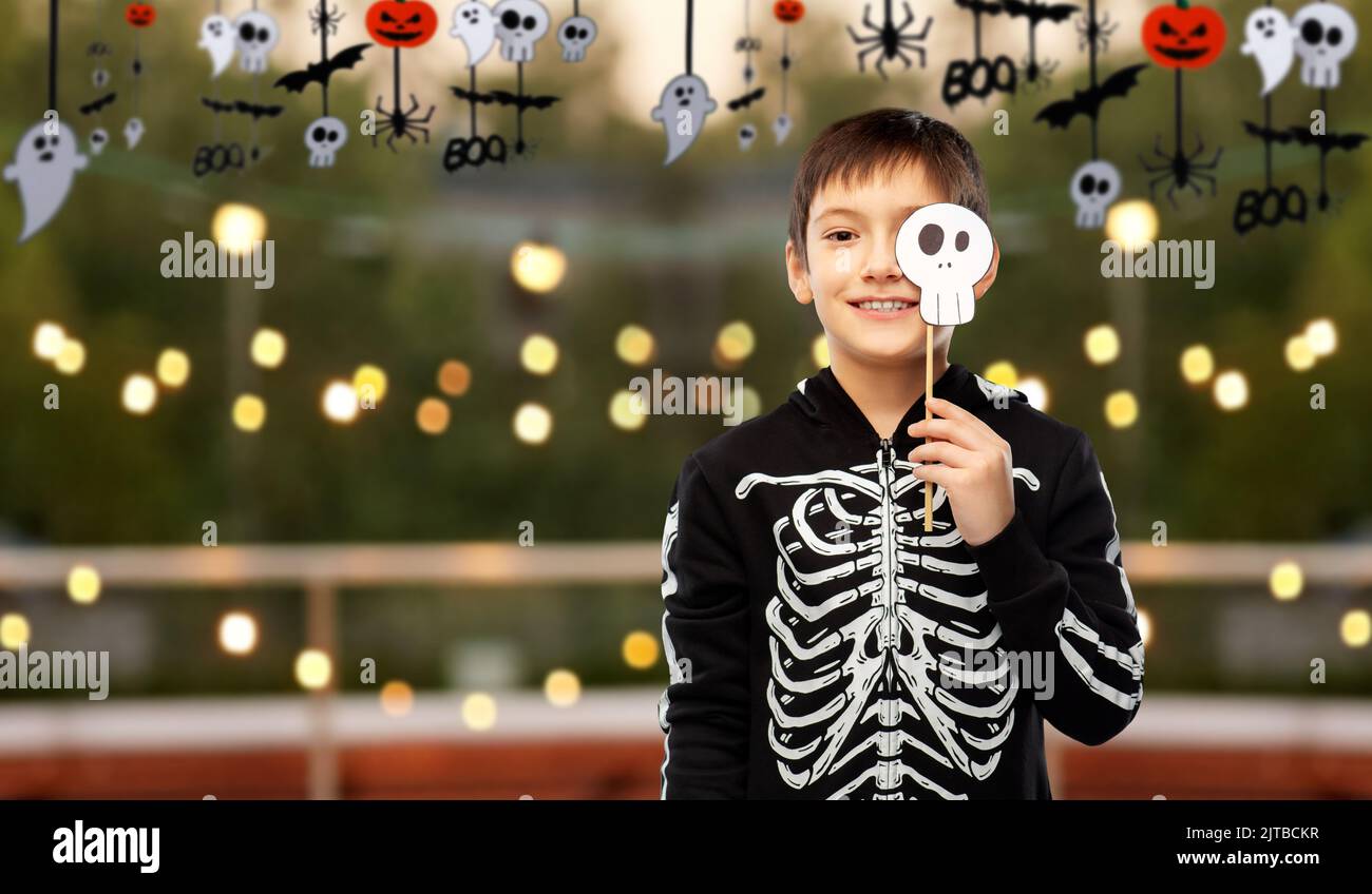 Junge im halloween Kostüm aus Skelett mit Schädel Stockfoto