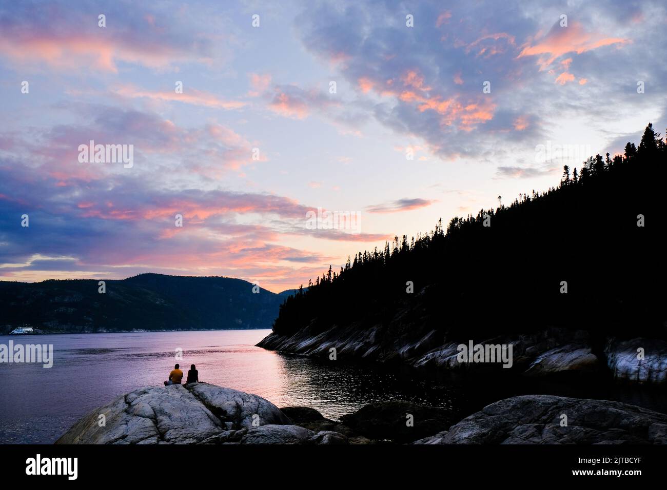 Abendansicht des Saguenay Fjords, Saguenay River, in der Nähe von Tadoussac, Quebec, Kanada. Stockfoto