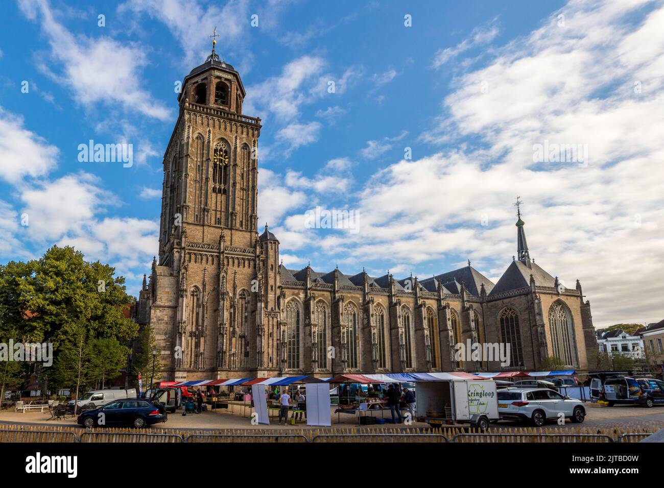 Lebuinuskirche mit neuem Vorplatz, auf dem seit August 2022 ein hanseatischer Markt stattfindet. Auf dem neu gestalteten Vorplatz der Kirche in Deventer, Niederlande, bieten nur Händler aus der Region ihre selbstgemachten Waren an Stockfoto
