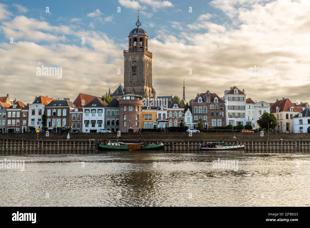 Deventer auf der Ijssel in den Niederlanden. Hansestadt Deventer vom anderen Ufer der IJssel mit Blick auf die Lebuinus-Kirche Stockfoto