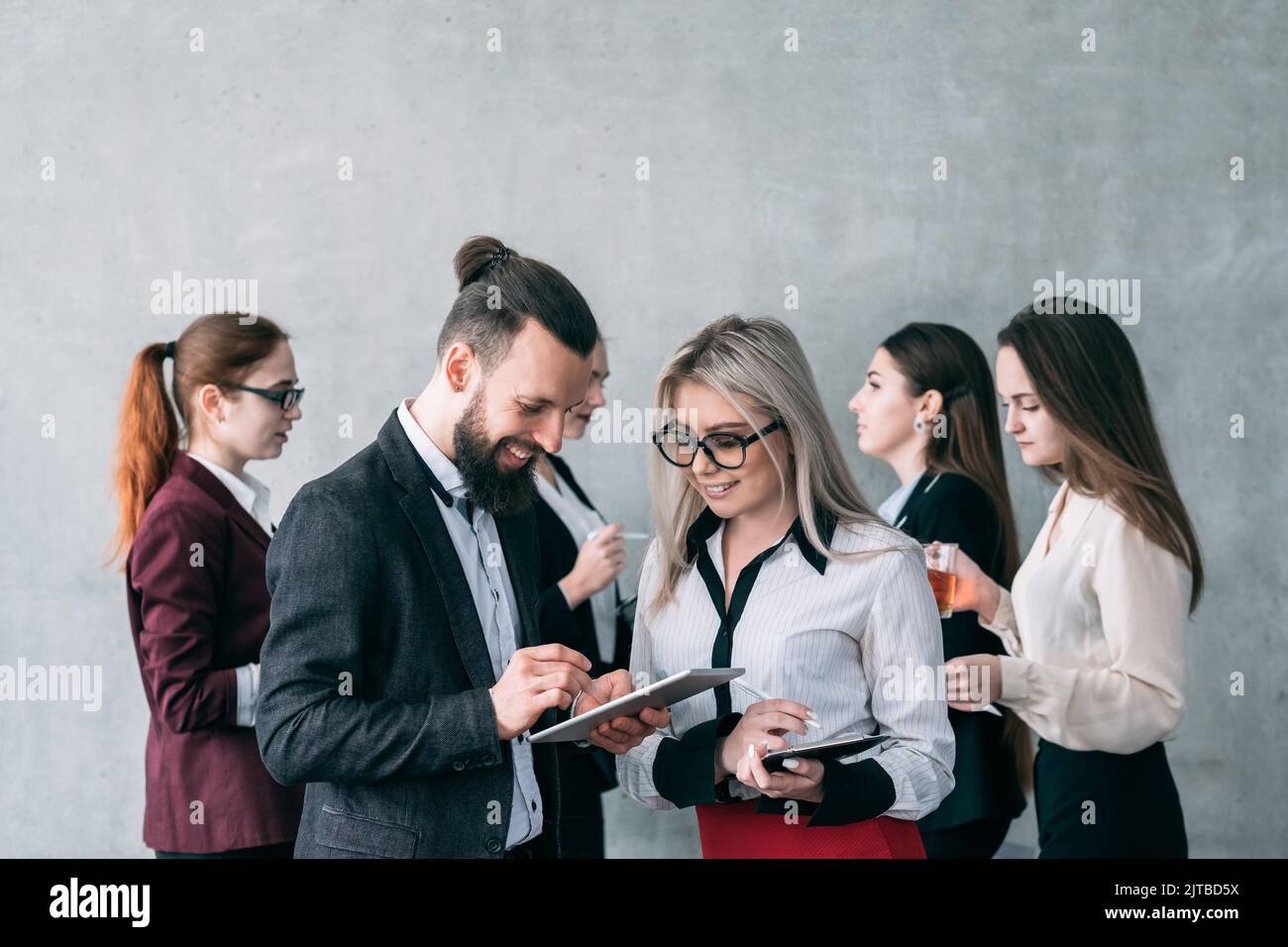 Feedback: Tablet für junge Führungskräfte Stockfoto