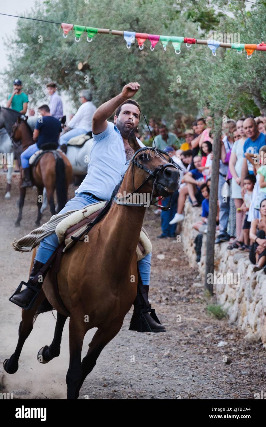 Das jährliche Carrera de Cintas a Caballo während der Sommerferia von Comares Pueblo, Axarquia, Málaga, Andalusien, Spanien Stockfoto