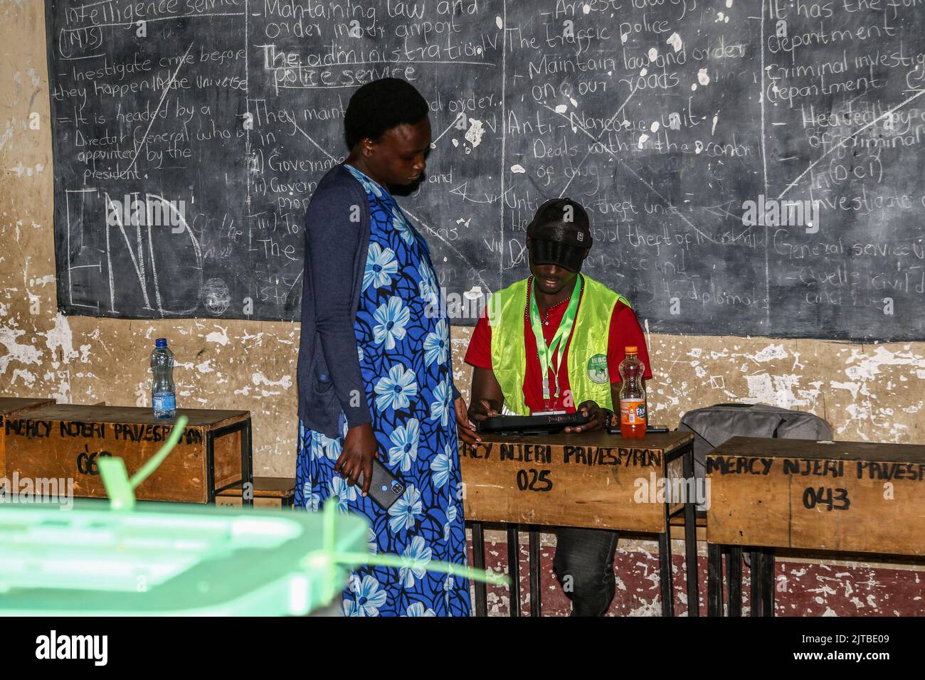 Mercy kwamboka, die in der 32. Woche schwanger ist, lässt ihre Biometrie während der verspäteten Parlamentswahlen an der Mercy Njeri Primary School im Wahlkreis Rongai von einem Wahlbeamten überprüfen. Im vergangenen Monat behauptete eine Journalistin der American Fox News, Emily Compagno, während einer TV-Show, dass Schwangere kenianische Frauen ihre Häuser nicht verlassen können und daher kein Stimmrecht haben, eine Erklärung, die Empörung auslöste. Bei den gerade abgeschlossenen Parlamentswahlen wurde William Ruto, Flaggenträger der Kenya Kwanza Alliance, nach einem Gewinn von 50,49 % zum Sieger erklärt, während sein engster Anwärter, Raila Odinga, von Azimio La Umoja, ma, bekannt wurde Stockfoto