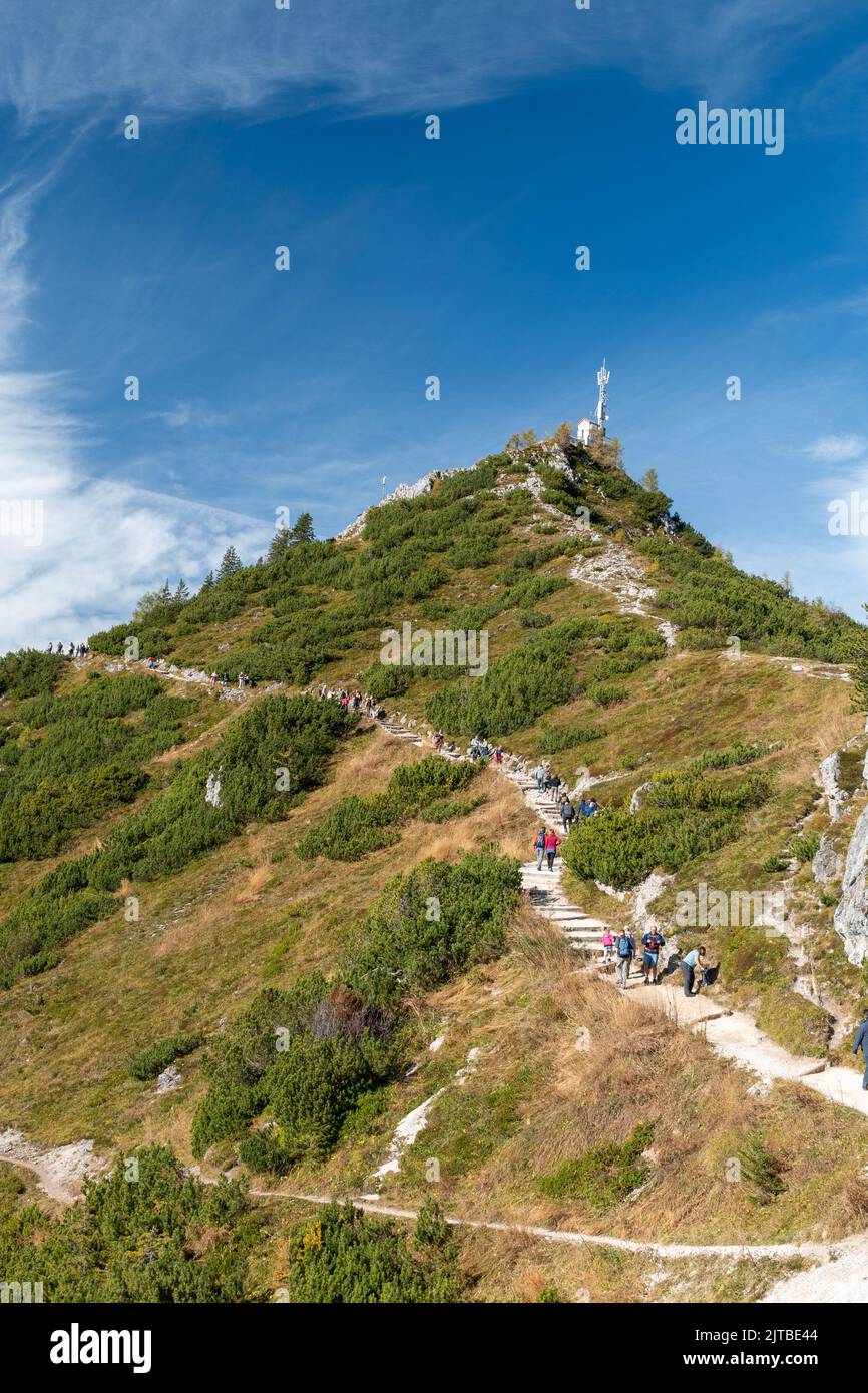 Menschen auf einem Wanderweg zum Jenner-Gipfel in Bayern Stockfoto