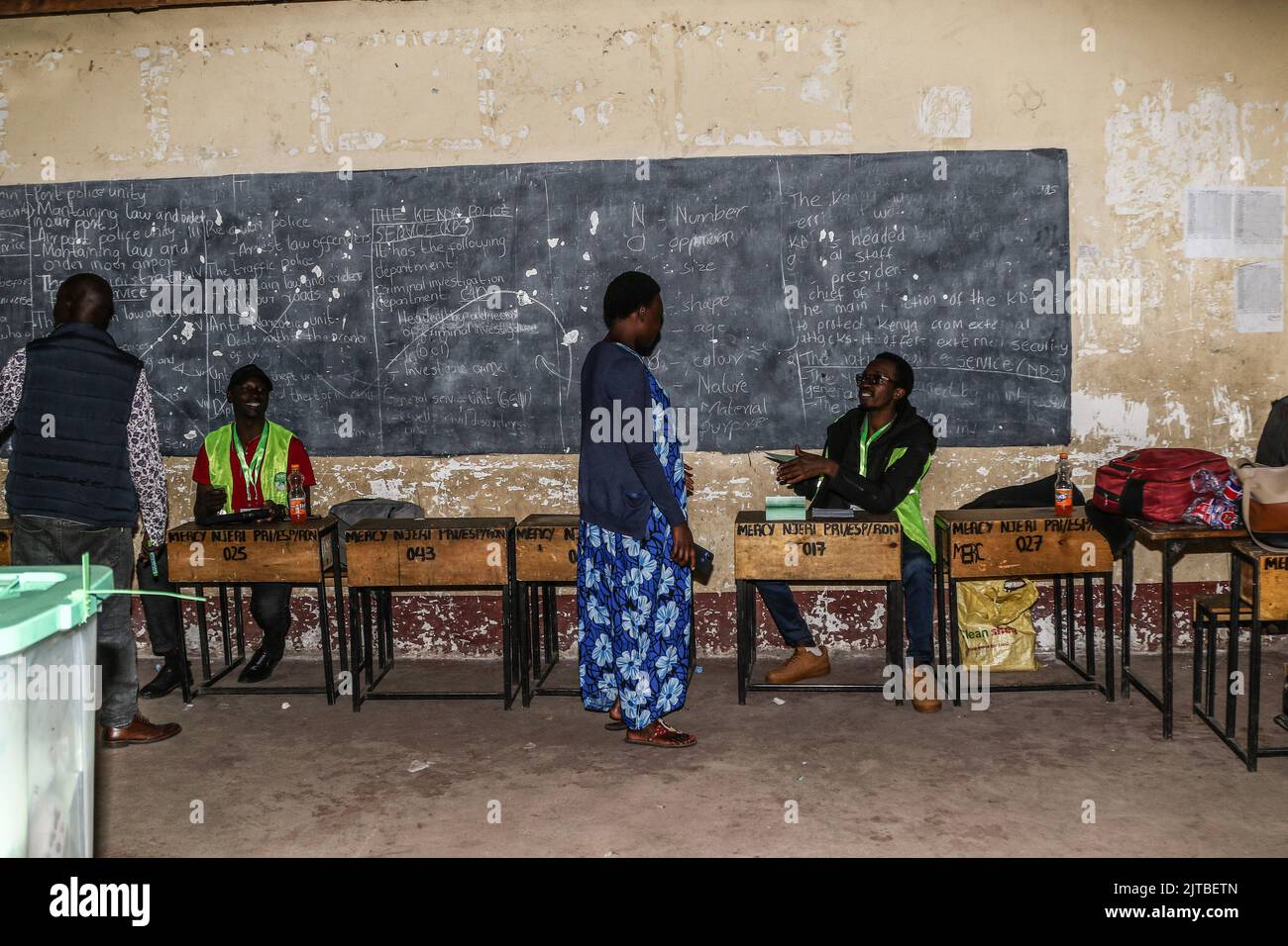 Mercy kwamboka, die in der 32. Woche schwanger ist, erhält ihre Stimmabgabe während der verspäteten Parlamentswahlen an der Mercy Njeri Primary School im Wahlkreis Rongai. Im vergangenen Monat behauptete eine Journalistin der American Fox News, Emily Compagno, während einer TV-Show, dass Schwangere kenianische Frauen ihre Häuser nicht verlassen können und daher kein Stimmrecht haben, eine Erklärung, die Empörung auslöste. Bei den gerade abgeschlossenen Parlamentswahlen wurde William Ruto, Flaggenträger der Kenya Kwanza Alliance, nach einem Gewinn von 50,49 % zum Sieger erklärt, während sein engster Anwärter, Raila Odinga, von Azimio La Umoja, 48,5 % schaffte. Raila Odin Stockfoto