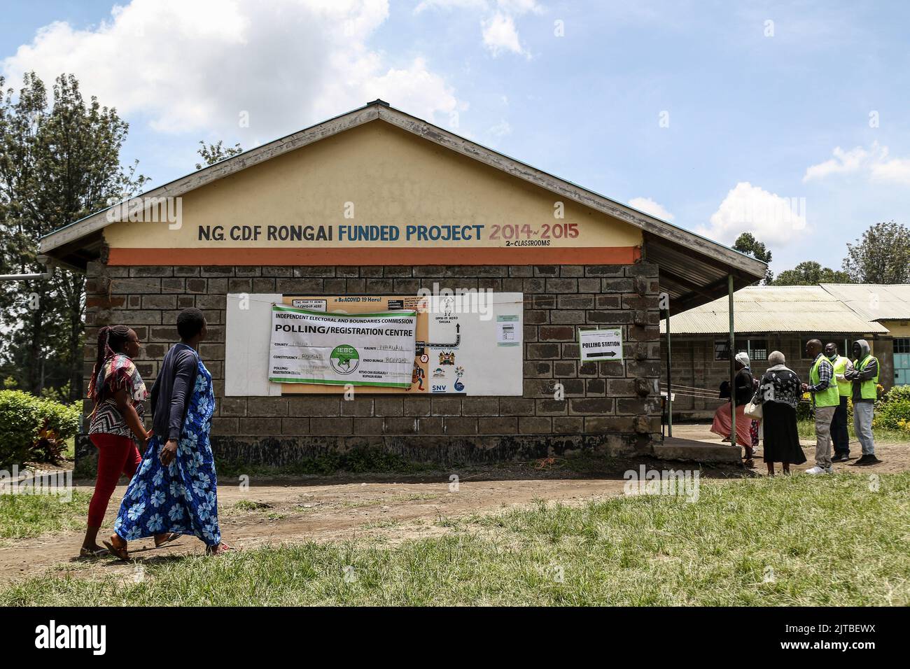 Mercy kwamboka (R), 32 Wochen schwanger, geht während der verspäteten Parlamentswahlen an der Mercy Njeri Primary School im Wahlkreis Rongai zu einem Wahllokal. Im vergangenen Monat behauptete eine Journalistin der American Fox News, Emily Compagno, während einer TV-Show, dass Schwangere kenianische Frauen ihre Häuser nicht verlassen können und daher kein Stimmrecht haben, eine Erklärung, die Empörung auslöste. Bei den gerade abgeschlossenen Parlamentswahlen wurde William Ruto, Flaggenträger der Kenya Kwanza Alliance, nach einem Gewinn von 50,49 % zum Sieger erklärt, während sein engster Anwärter, Raila Odinga, von Azimio La Umoja, 48,5 % schaffte. Raila O Stockfoto