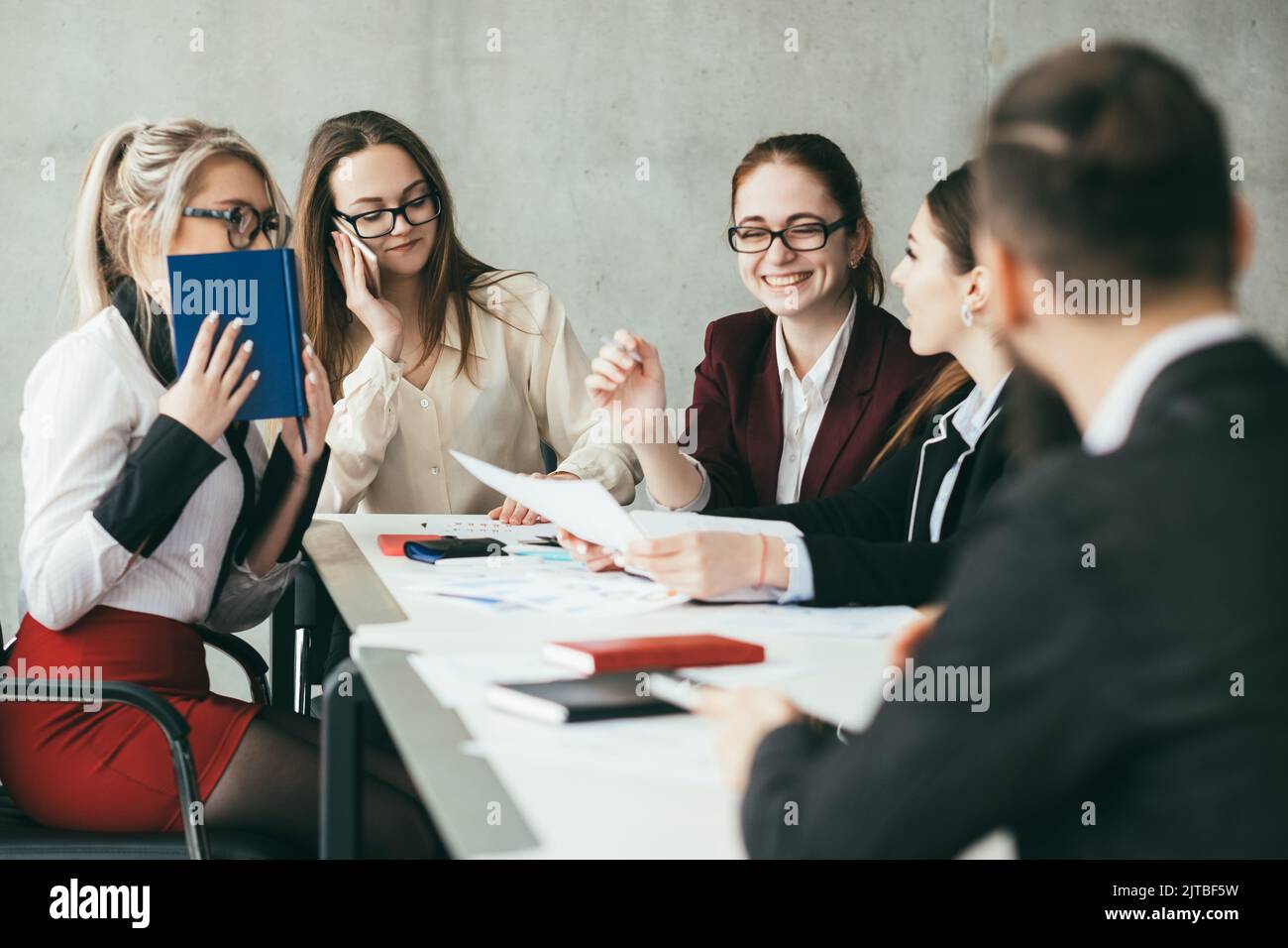Freundliches Büro erfolgreiches Team diskutiert Statistiken Stockfoto