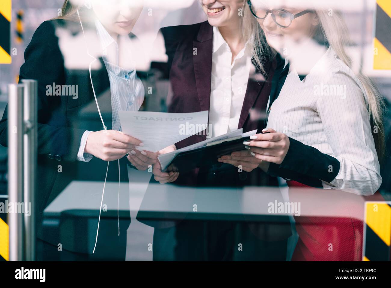 Vertragsgespräch mit dem Team erfolgreiche Verhandlungen Stockfoto