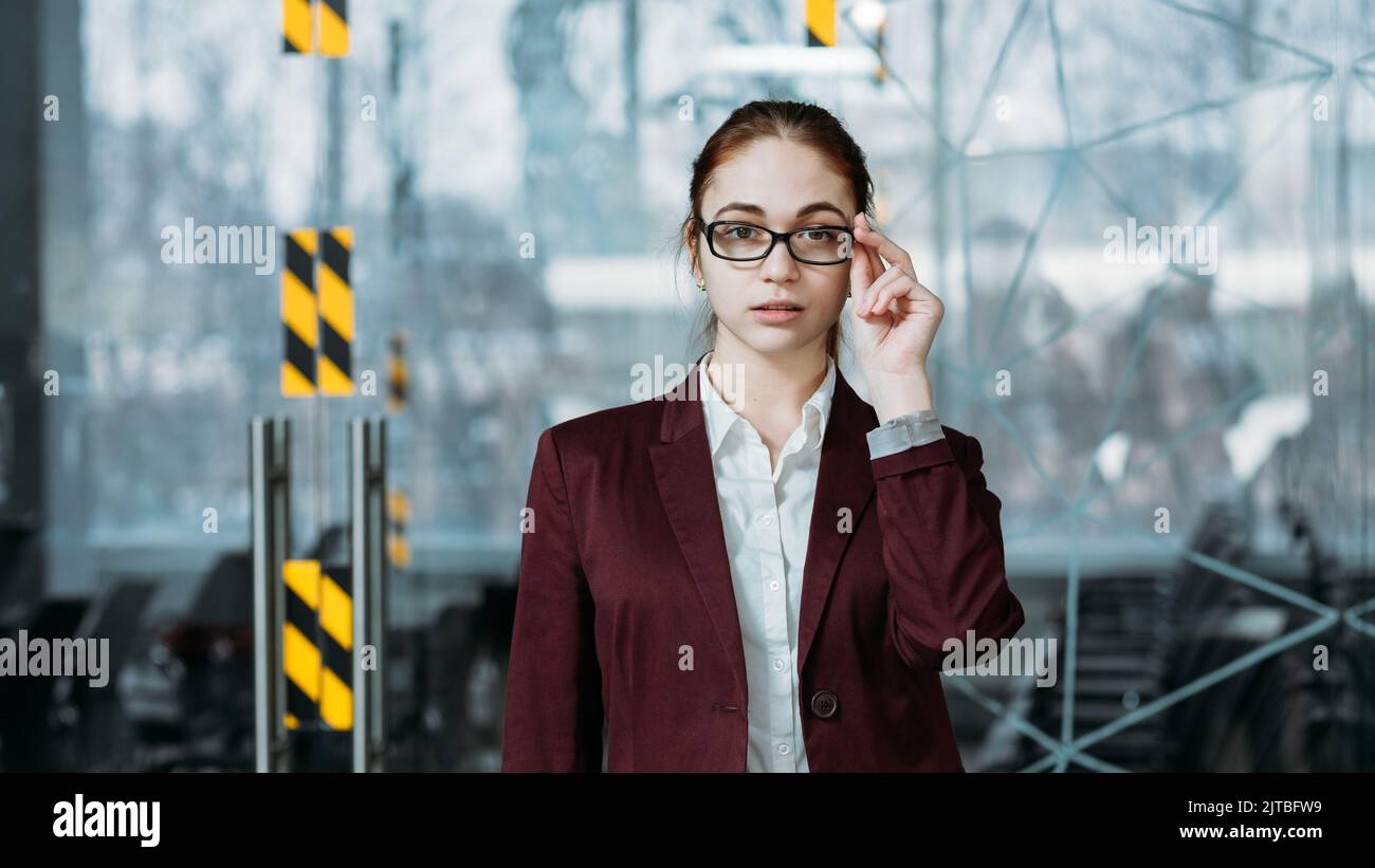 Workaholic Praktikantin Frau leer Büro Arbeitsplatz Stockfoto