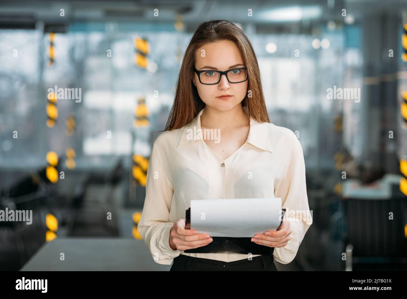 Workaholic Praktikantin Frau leer Büro Arbeitsplatz Stockfoto