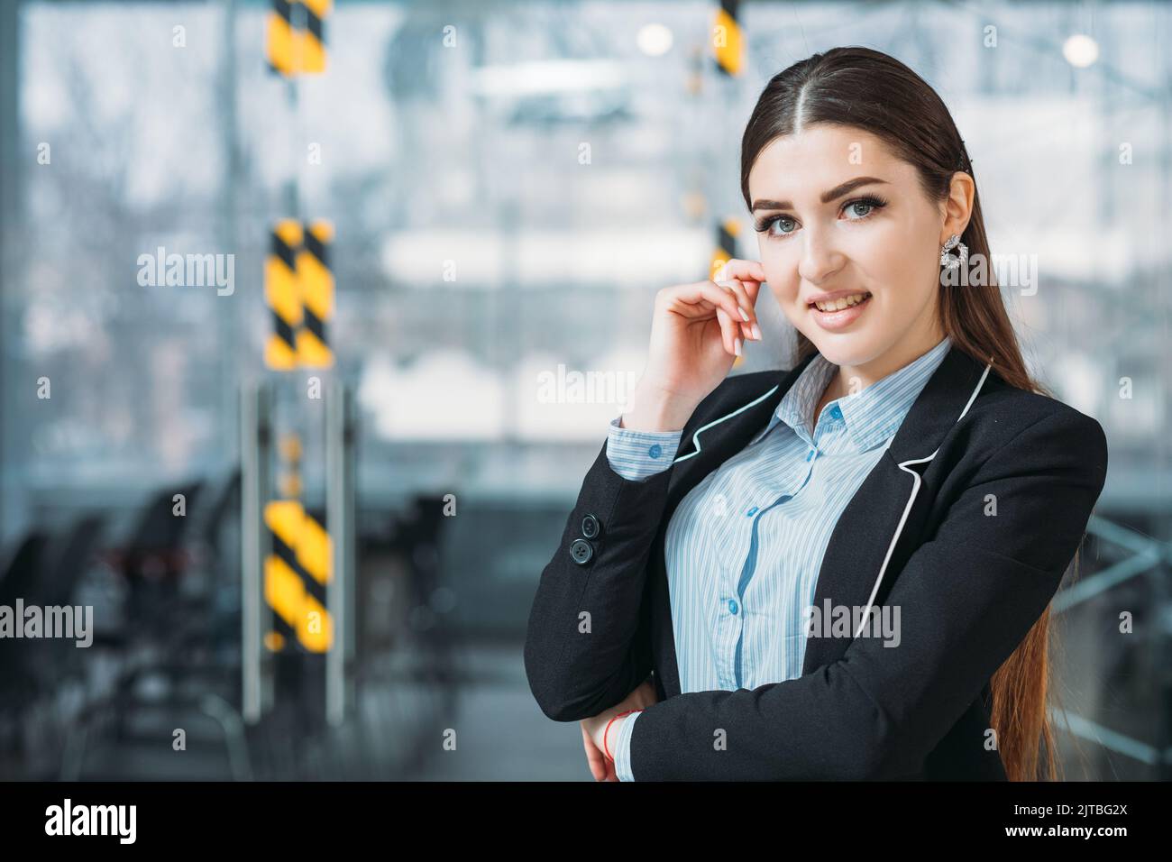 Selbstbewusster Arbeitsplatz Frau Porträt Hand Stockfoto