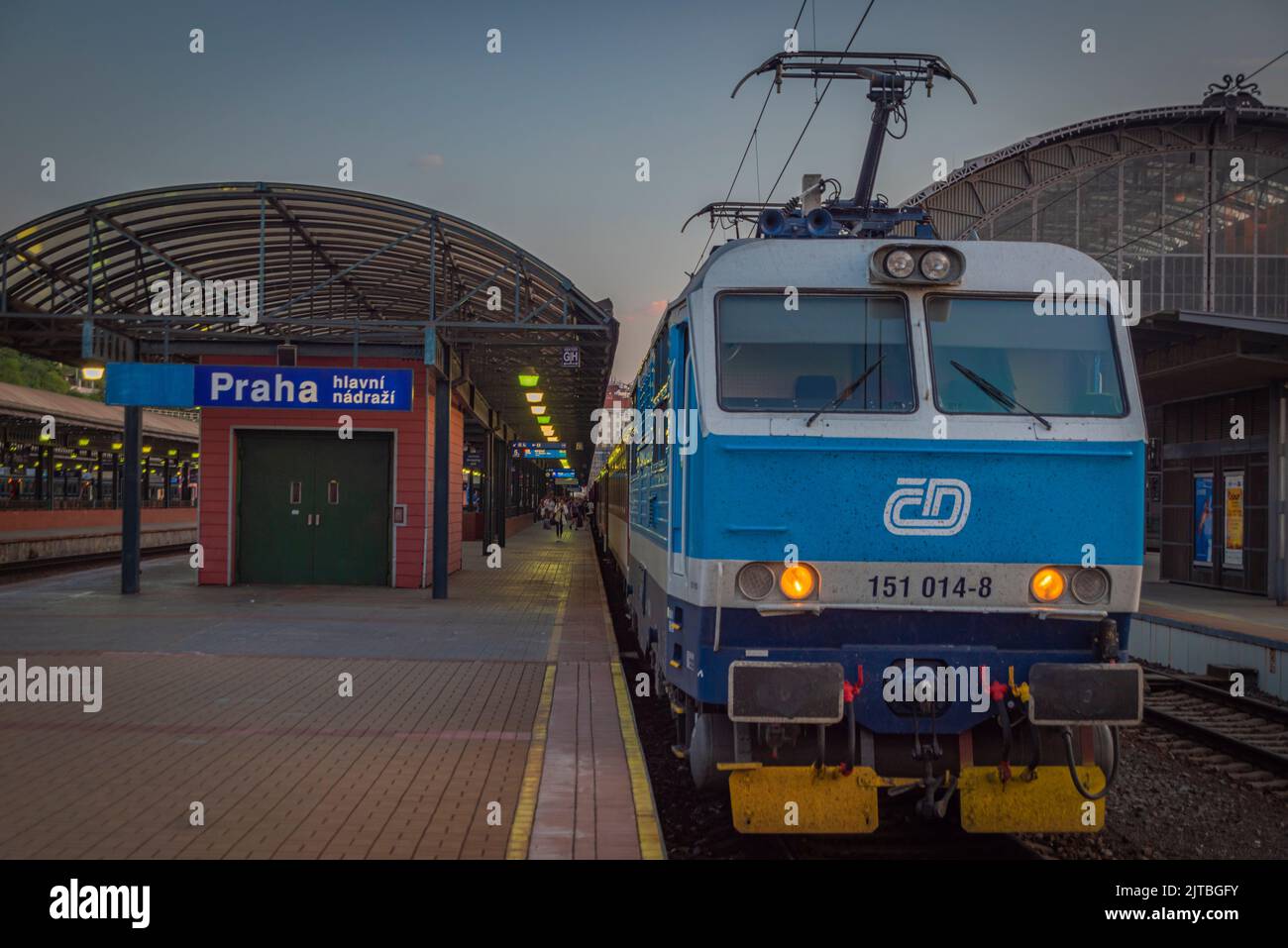 Hauptbahnhof in Prag mit Sonnenuntergang im Sommer heißen schönen Abend Stockfoto